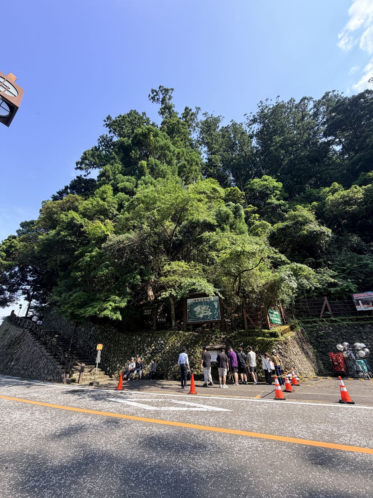 那智瀑布入口道路與石牆前方的參拜動線