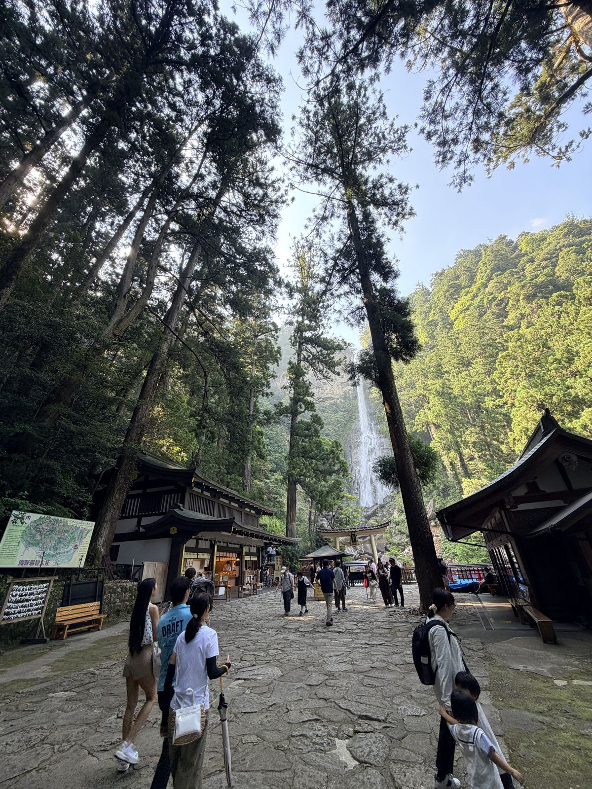 飛瀧神社境內廣場遠望那智瀑布