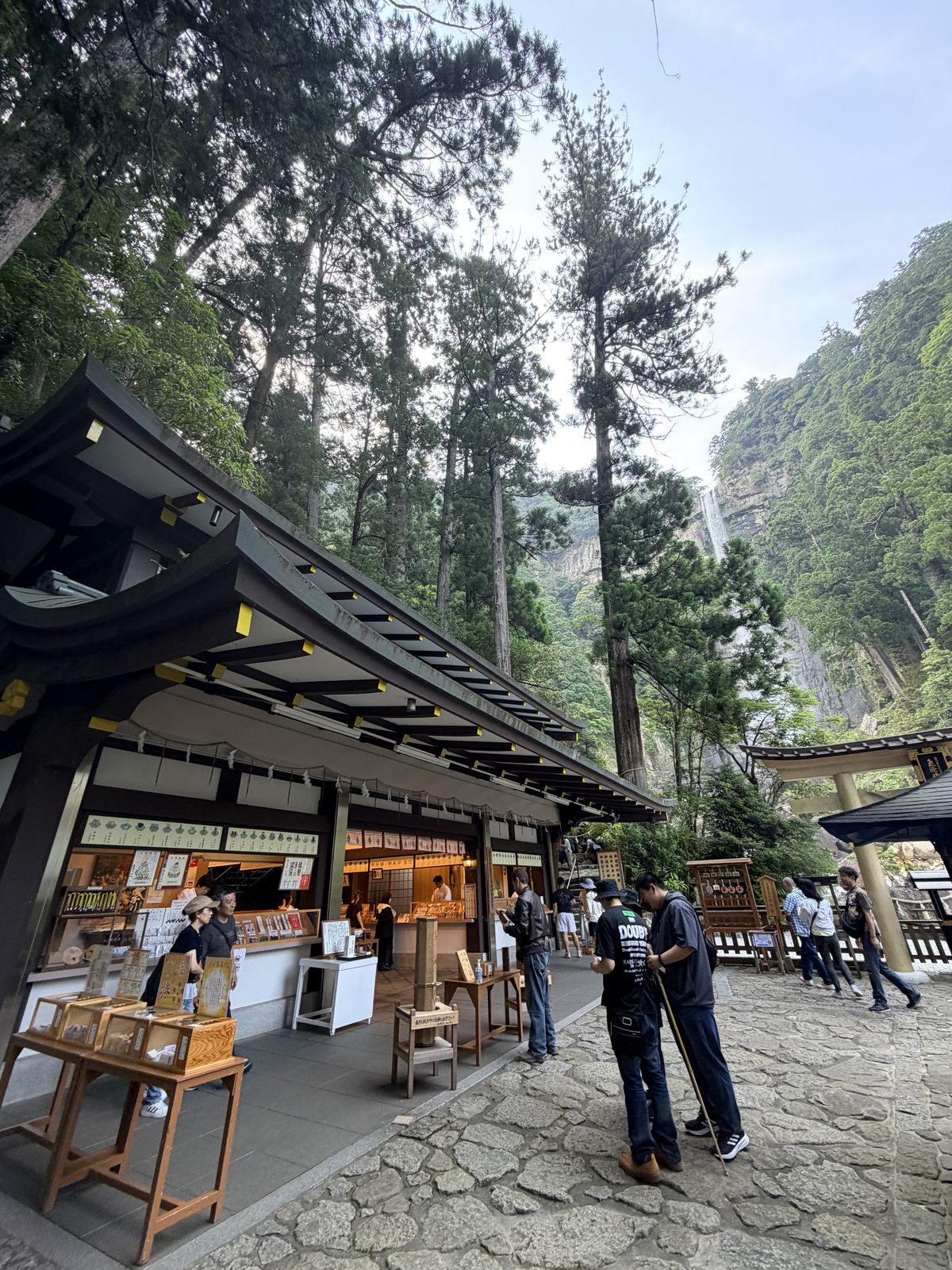 飛瀧神社社務所與參拜人潮