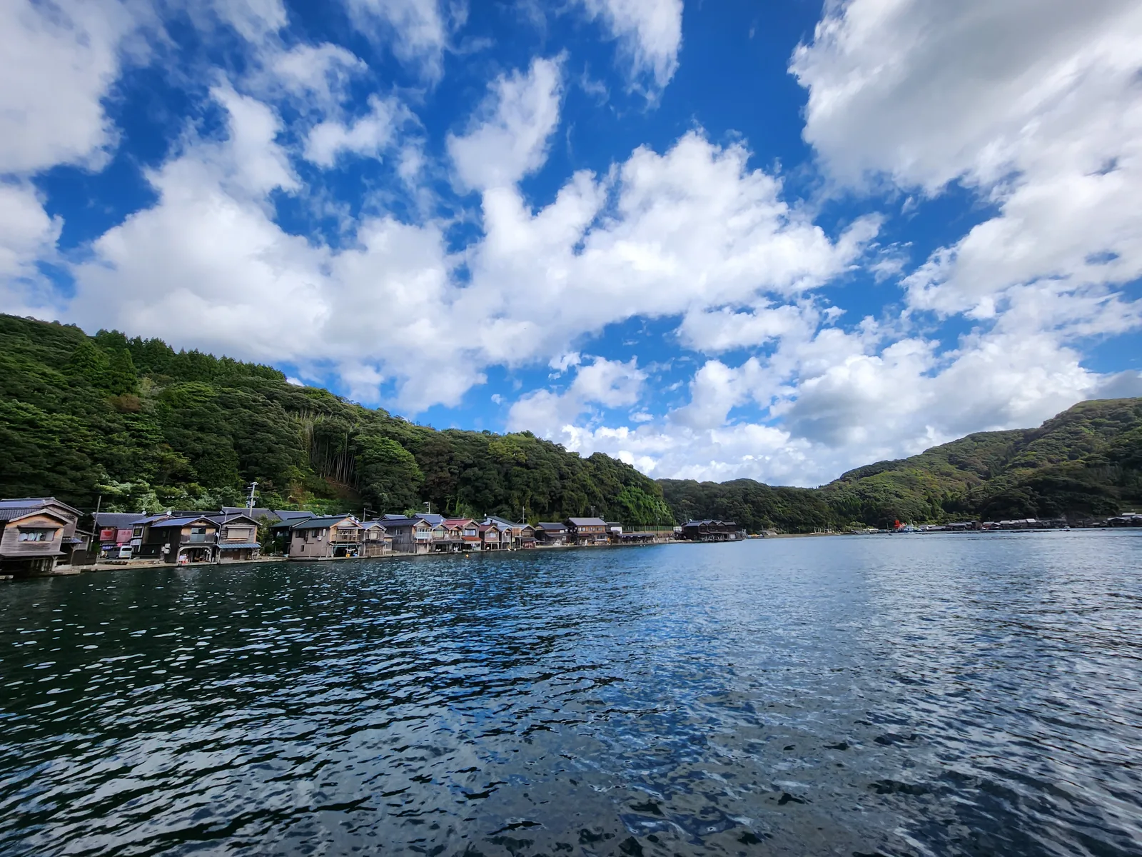 伊根灣開闊海面、島嶼與藍天白雲