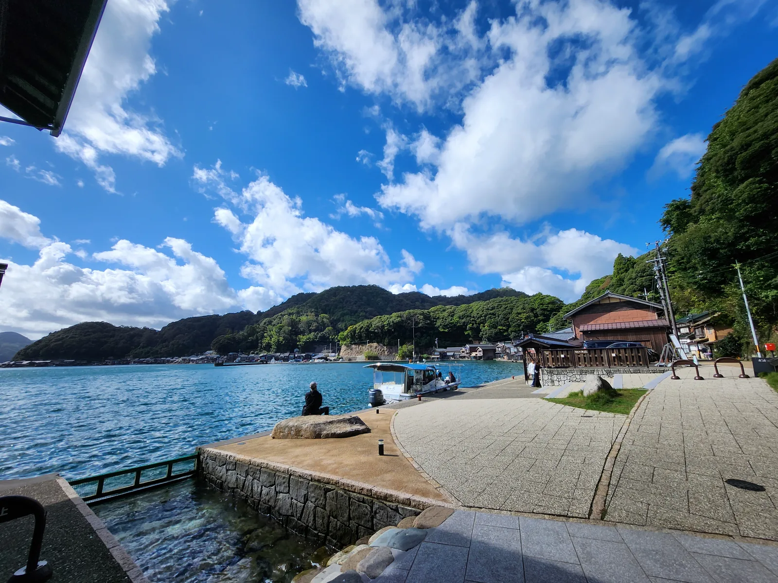 伊根浦公園岸邊步道、舟屋與伊根灣全景