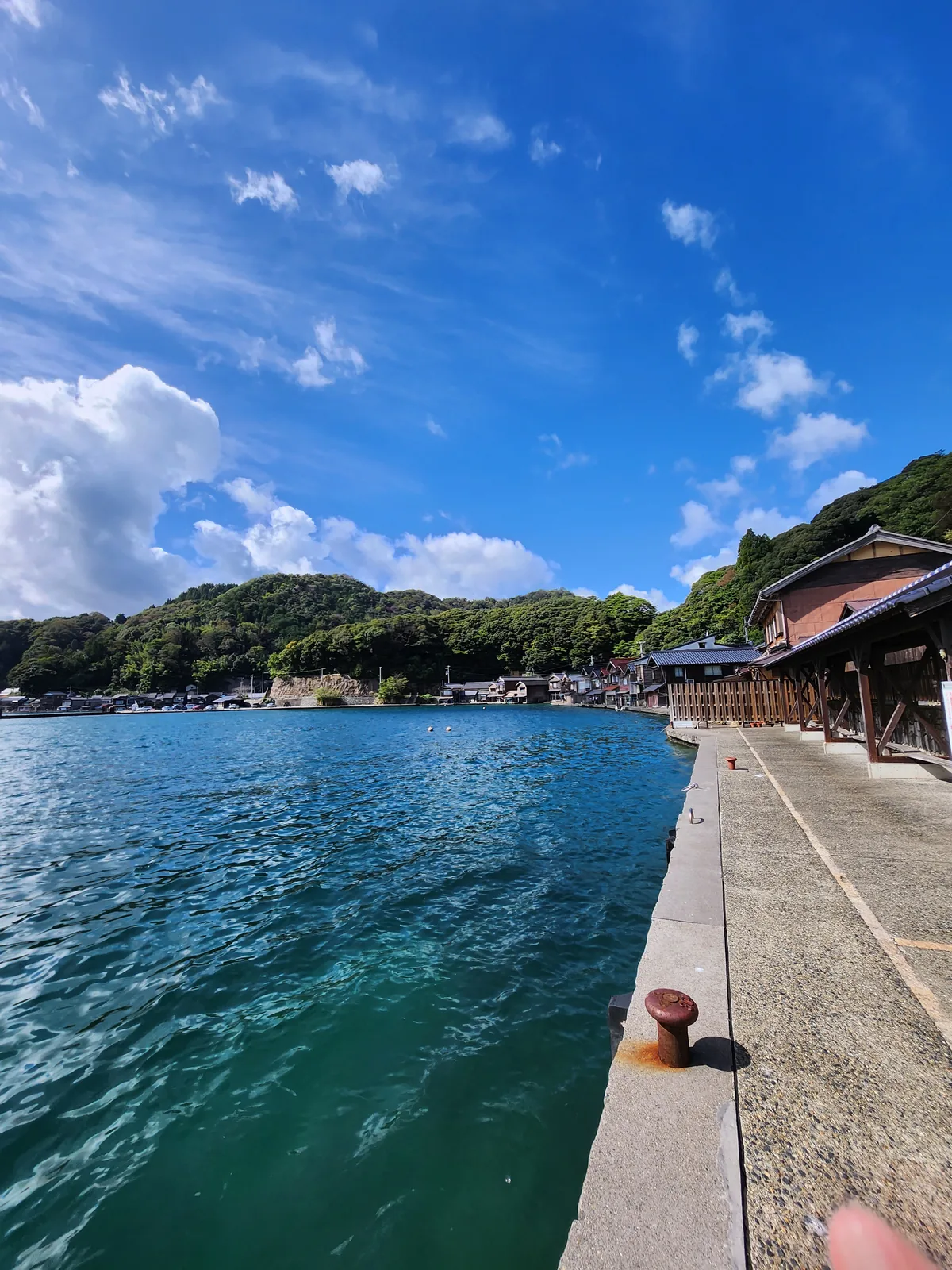 伊根灣岸碼頭、清澈海水與對岸舟屋