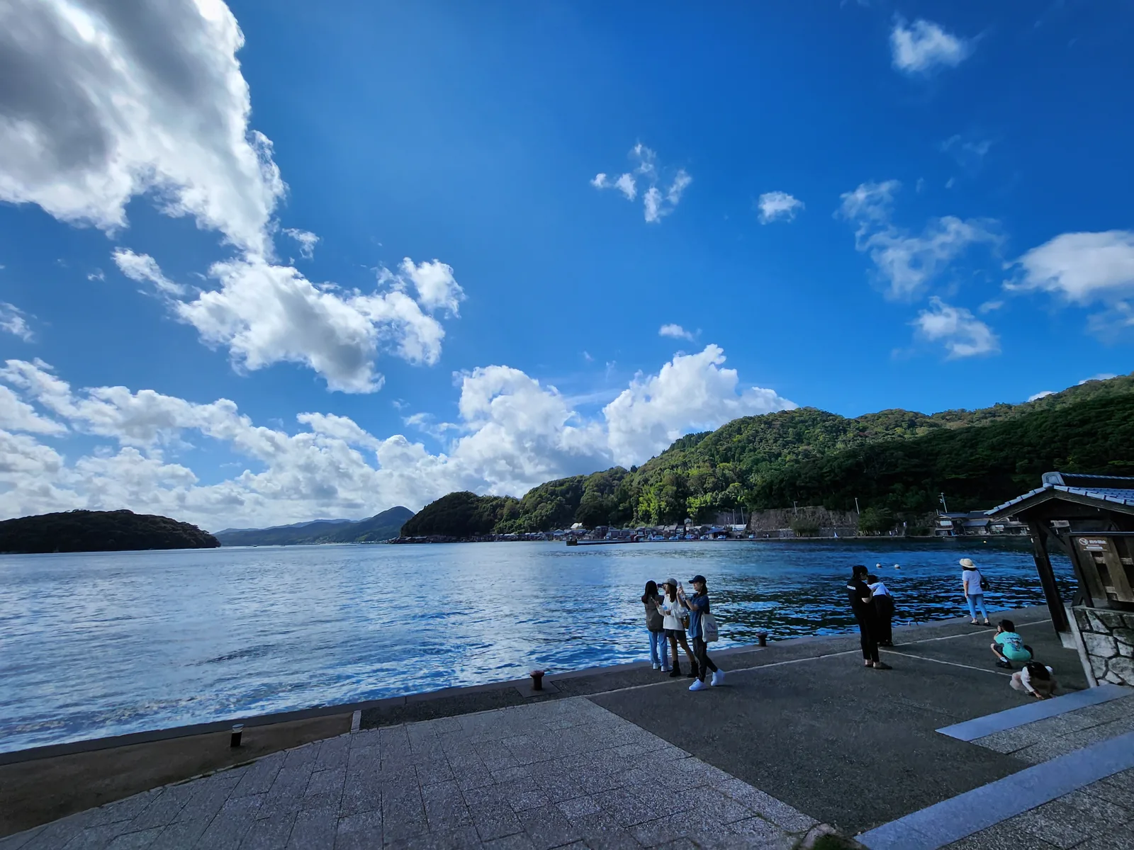 旅客在伊根灣岸步道欣賞海面與舟屋