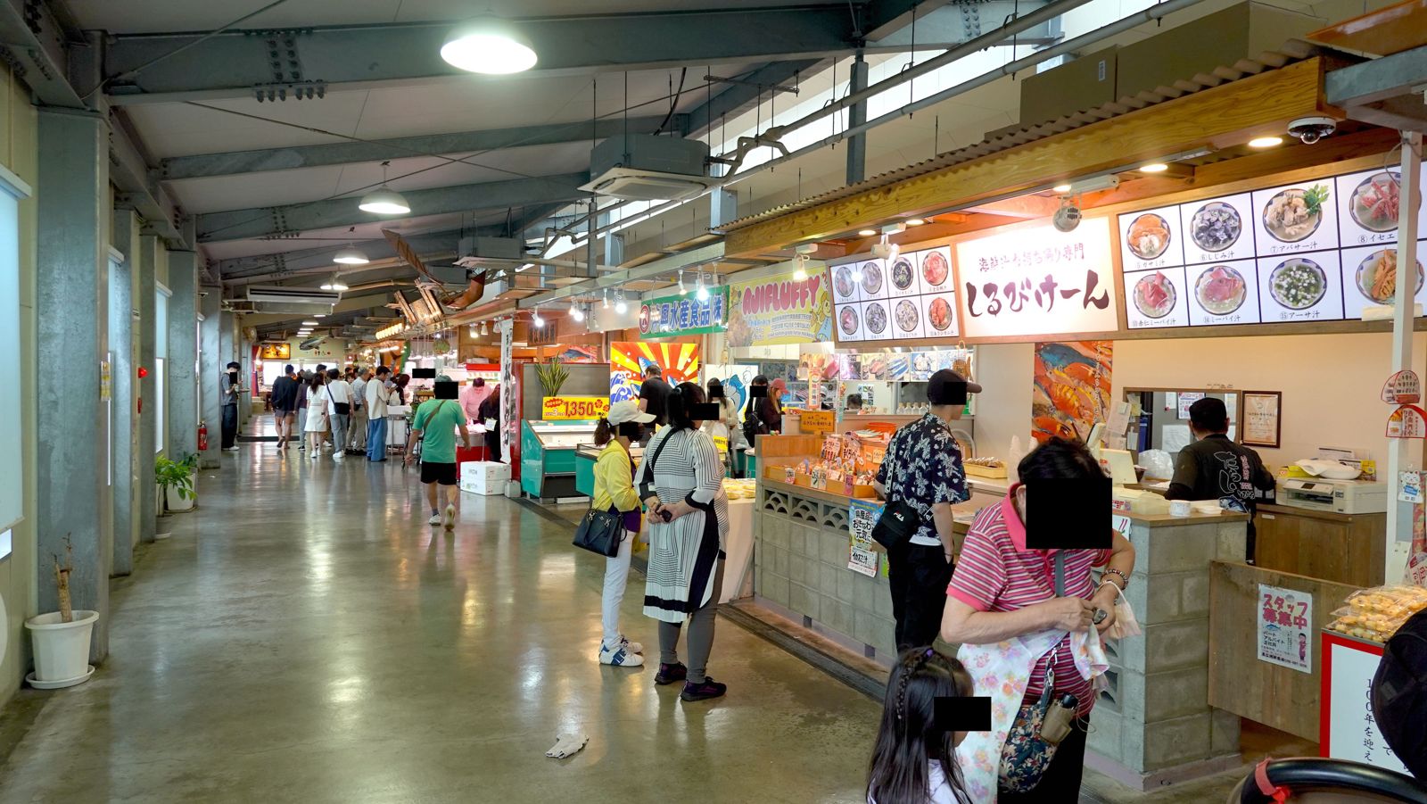 糸滿お魚センター室內中央走道與攤位