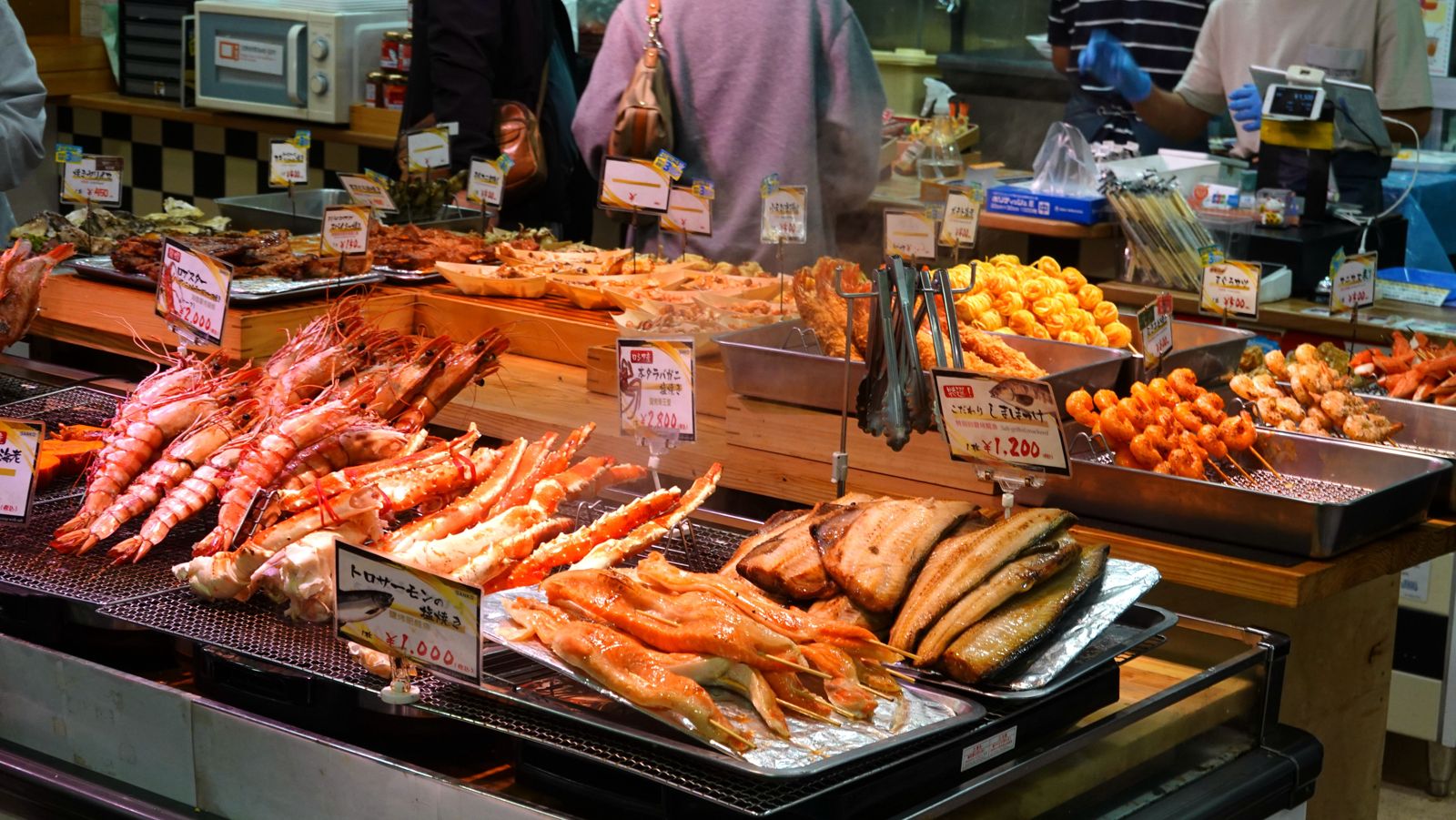 糸滿お魚センター現烤海鮮串與蟹腳
