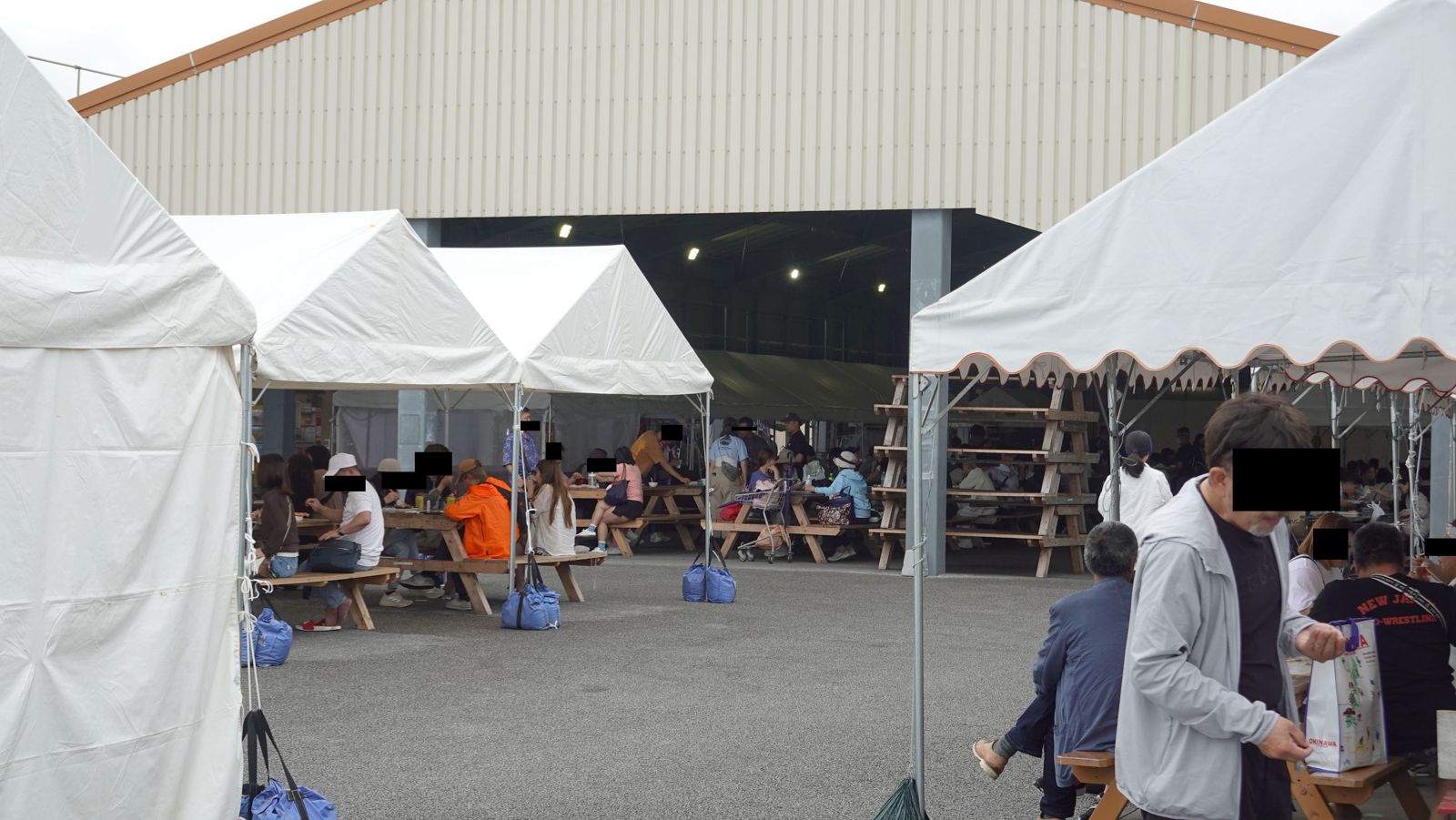 糸滿お魚センター場外帳篷用餐區