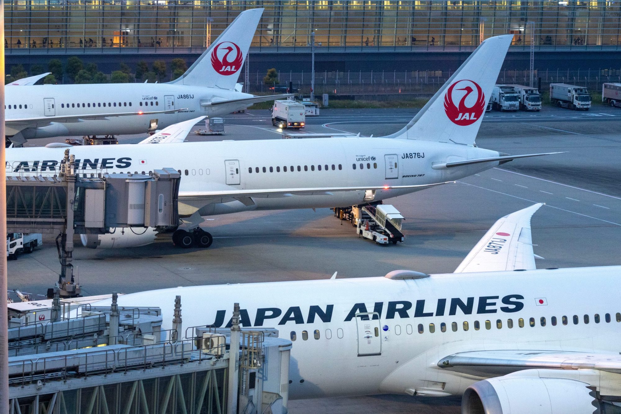 日本航空客機停靠機場停機坪