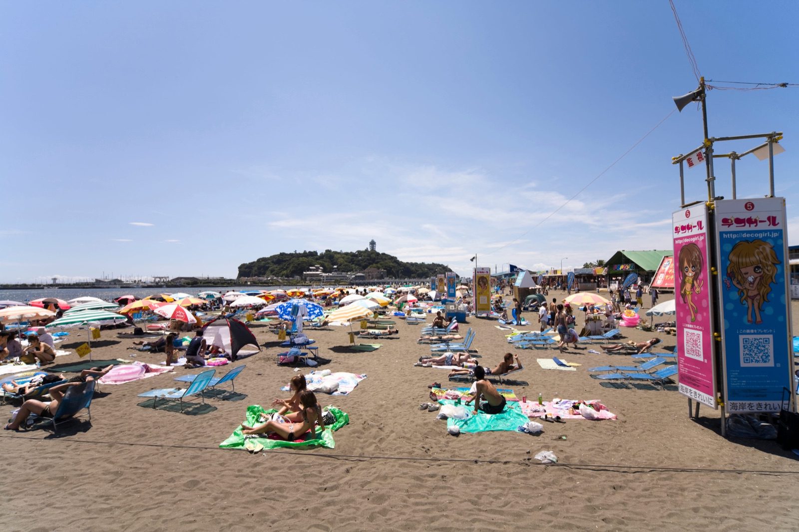 日本海水浴場開放期間的泳區與沙灘人潮