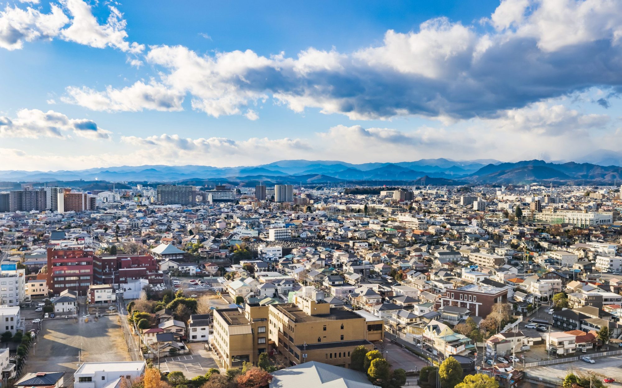 日本城市街景與遠方山景全景
