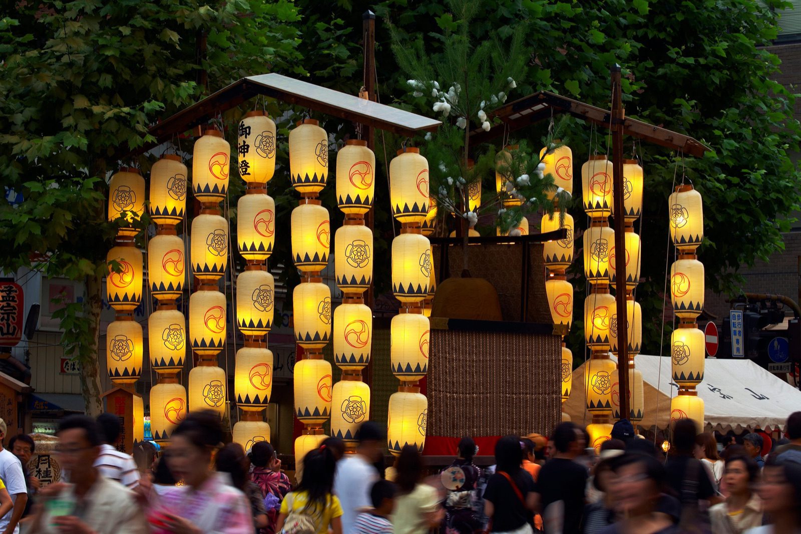 日本夏季祭典會場亮起成排傳統提燈