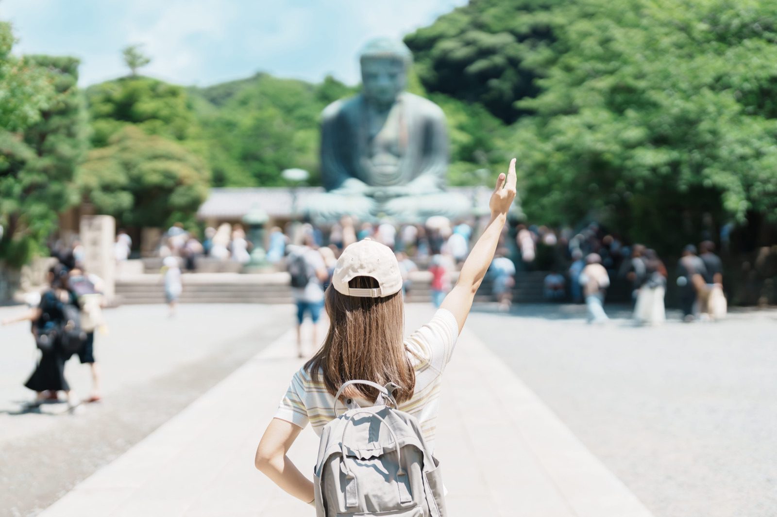 日本盛夏戶外景點遊客戴帽步行防曬