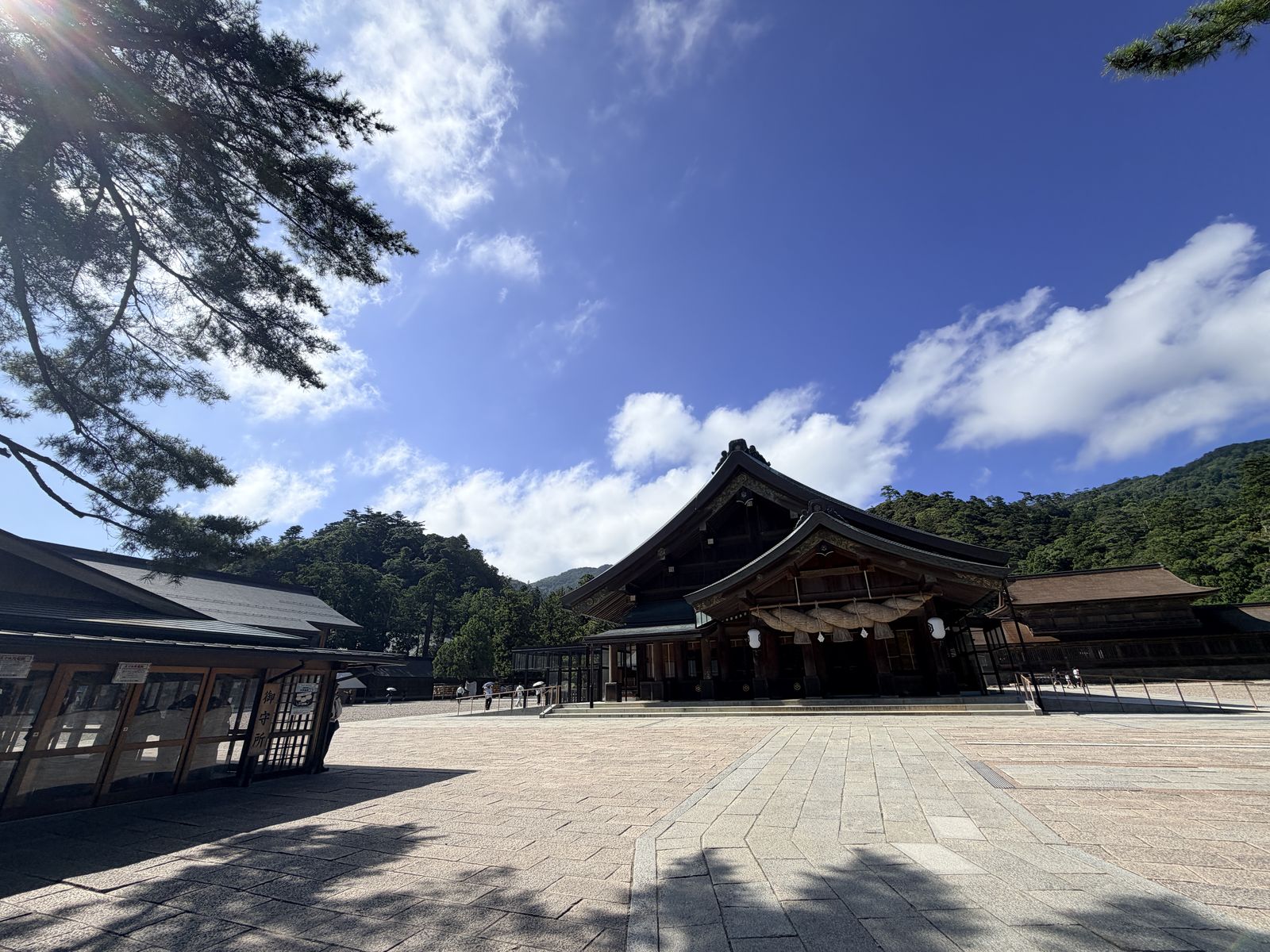 出雲大社神樂殿廣場遠景與全新大注連繩