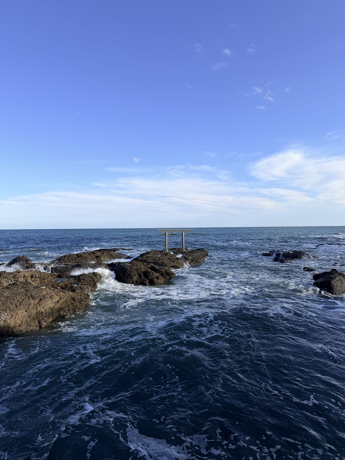 神磯之鳥居立於海岸岩礁的廣角景色
