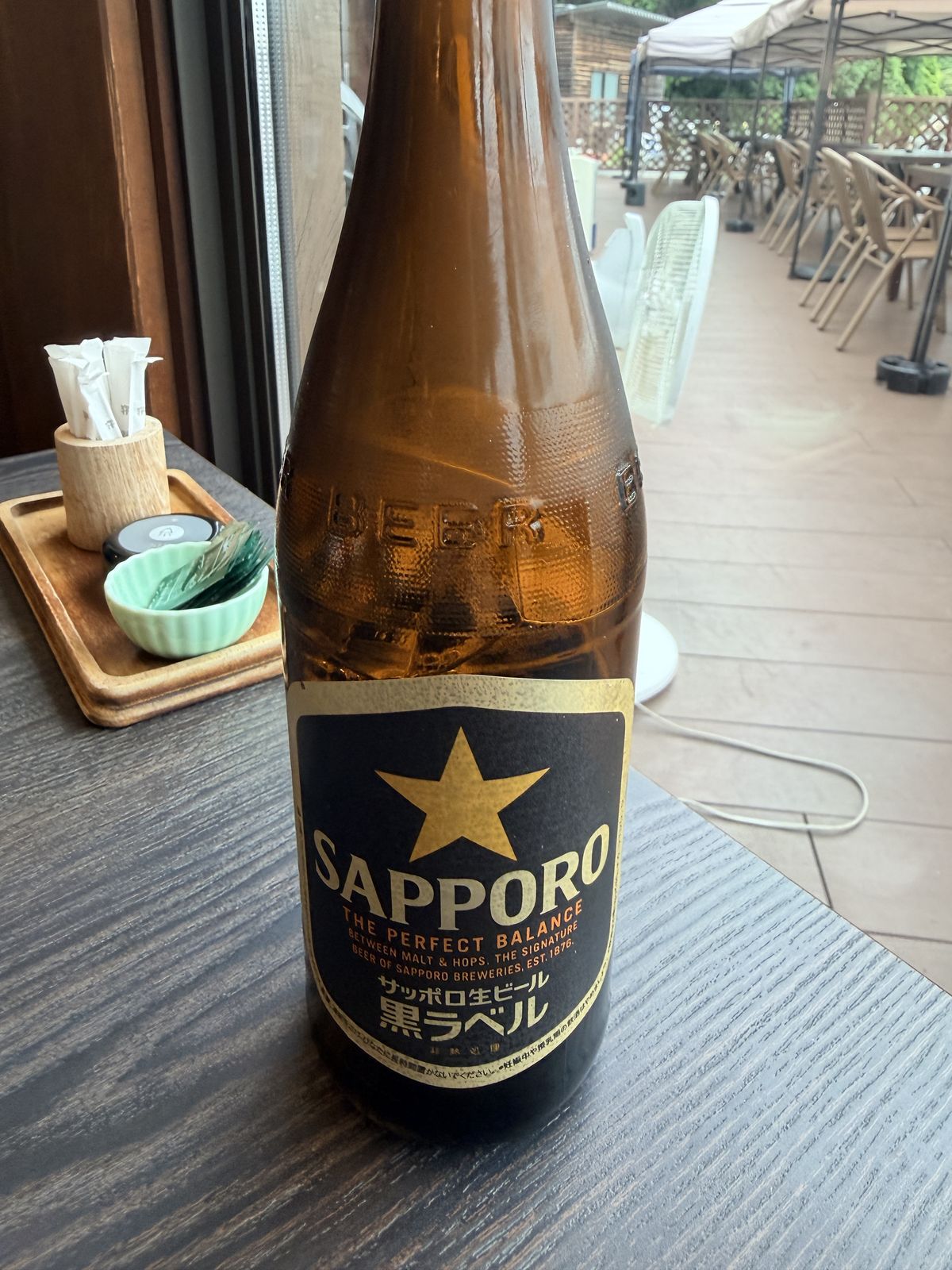 舘山寺園餐桌上的SAPPORO黑標生啤酒與濱名湖畔露台景觀