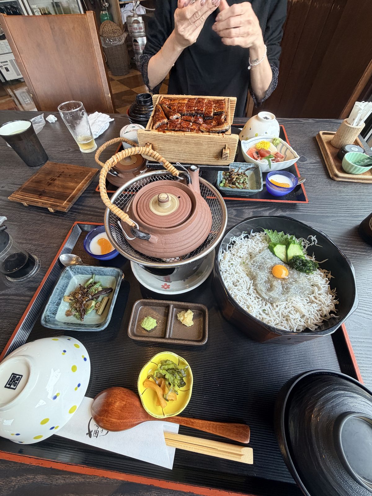 舘山寺園桌上豐盛的白燒與蒲燒雙拼鰻魚飯套餐細節