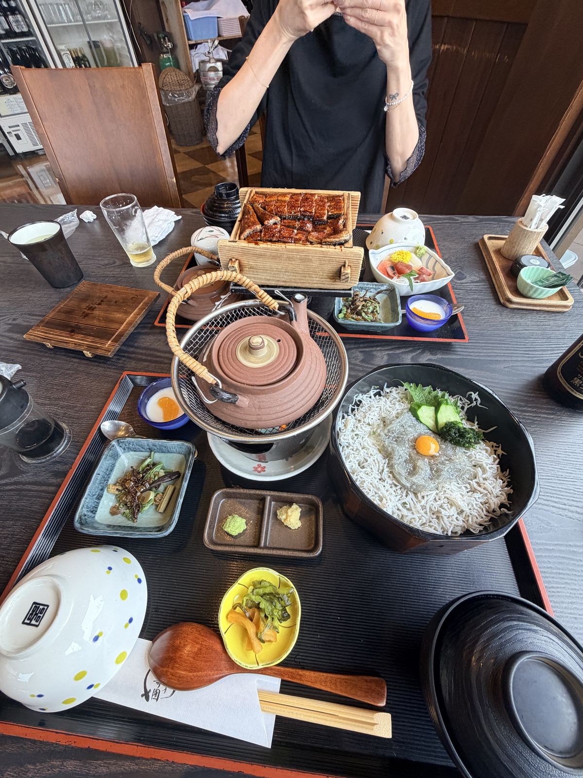 舘山寺園豐盛的雙人餐點:蒲燒鰻魚蒸盒飯、雙色吻仔魚拌飯與茶泡飯高湯壺