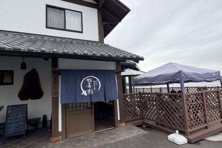 濱名湖必吃美食「舘山寺園」鰻魚飯!湖畔第一排絕景、白燒鰻魚拌飯三吃與寵物友善露台攻略