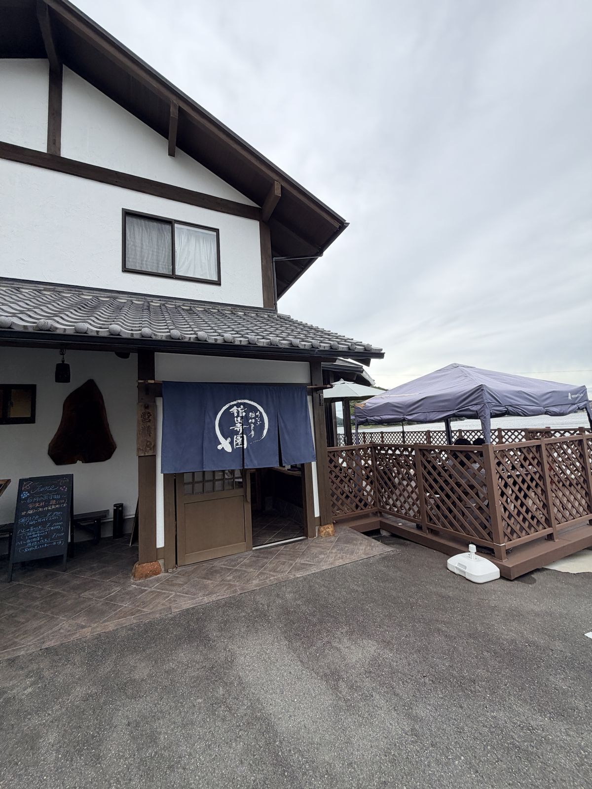 濱名湖畔鰻魚料理名店舘山寺園入口與露台外觀