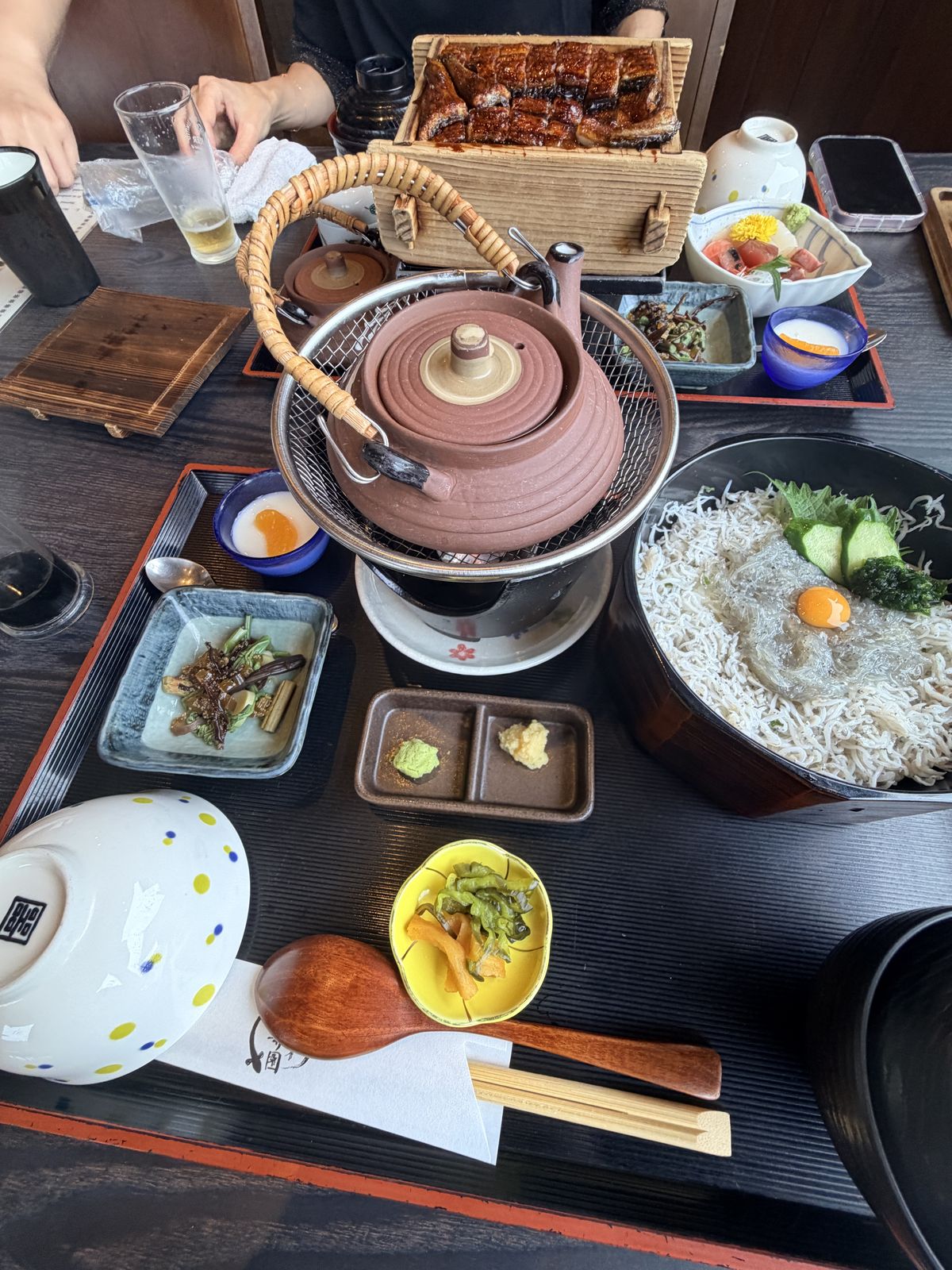 舘山寺園招牌雙色吻仔魚拌飯,包含釜揚吻仔魚與新鮮生吻仔魚,搭配鵪鶉蛋黃與紫蘇葉