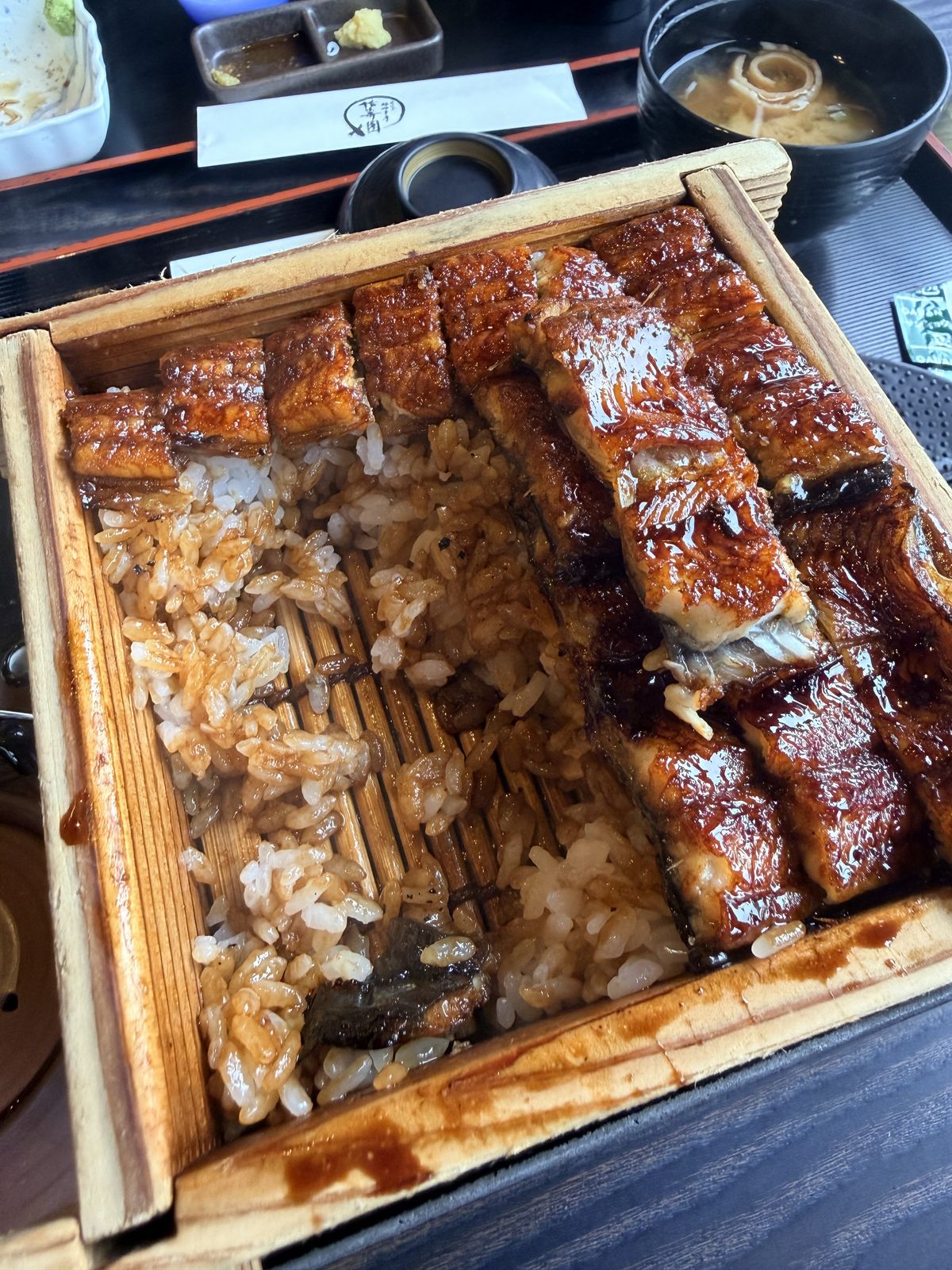 舘山寺園鰻魚飯套餐附帶的傳統日式漬物與配菜特寫