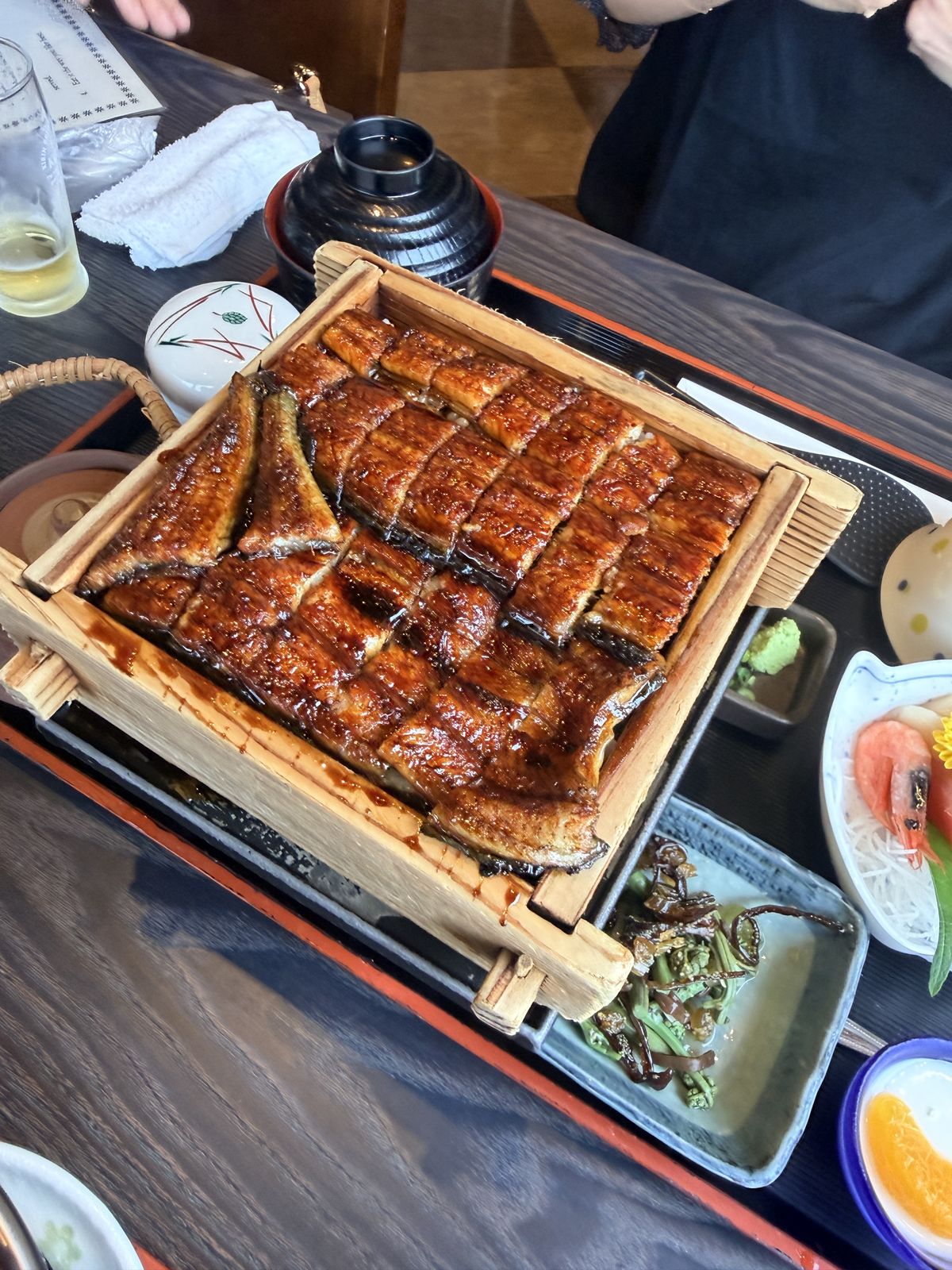 舘山寺園特製蒲燒鰻魚蒸飯特寫,醬汁濃郁亮澤