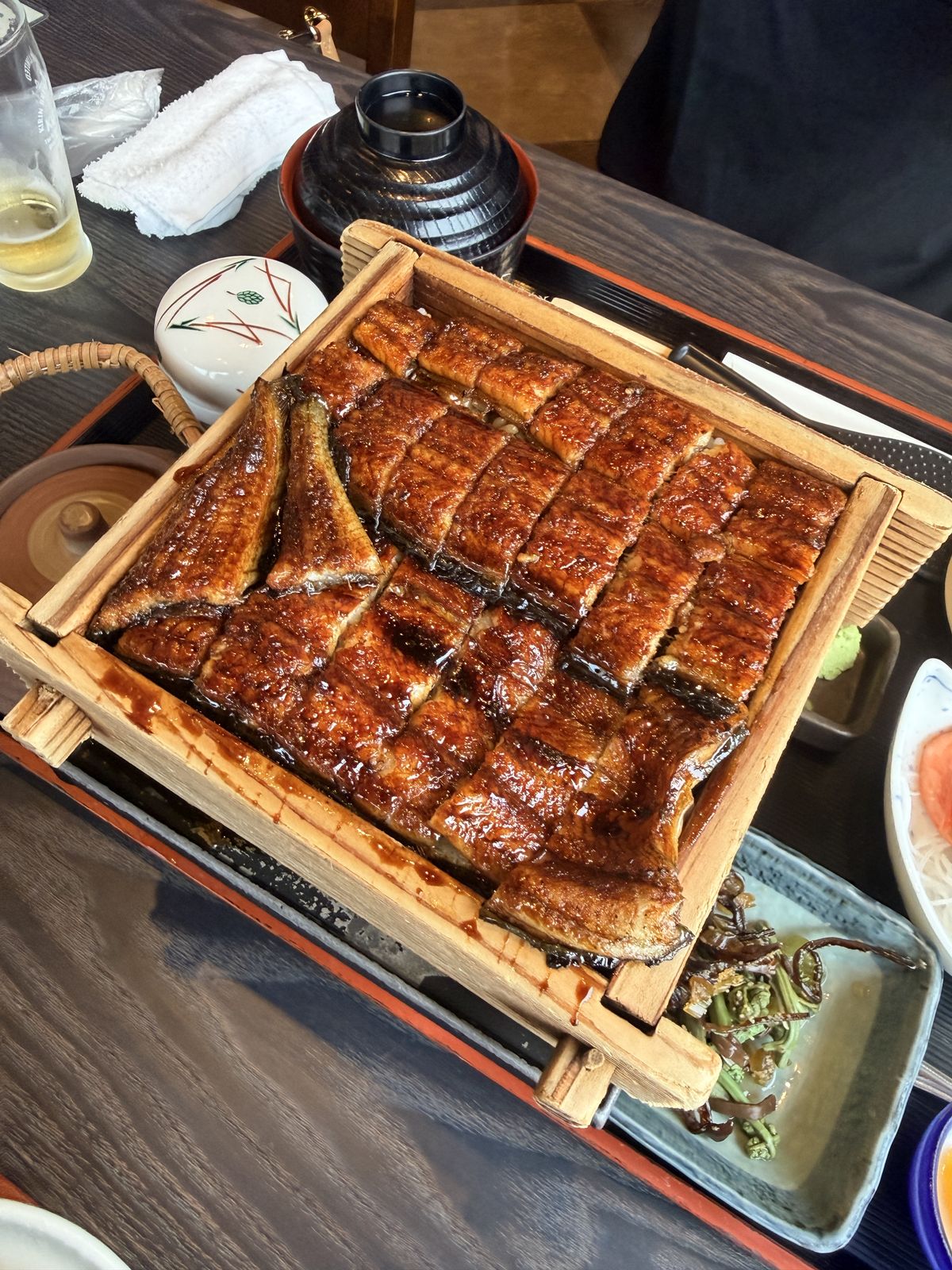 舘山寺園傳統蒲燒鰻魚蒸飯特寫,表皮金黃焦香,魚肉鬆軟飽滿