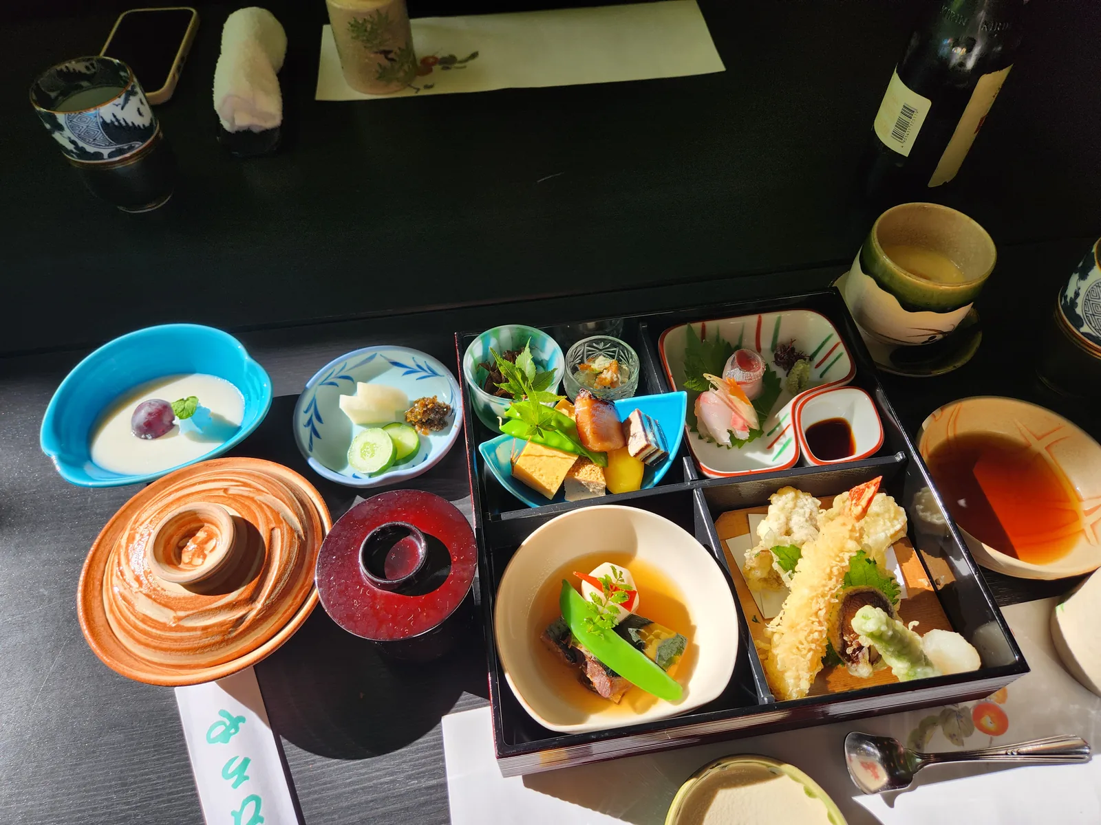 從上方拍攝的貴船川床日式會席料理與多道小菜