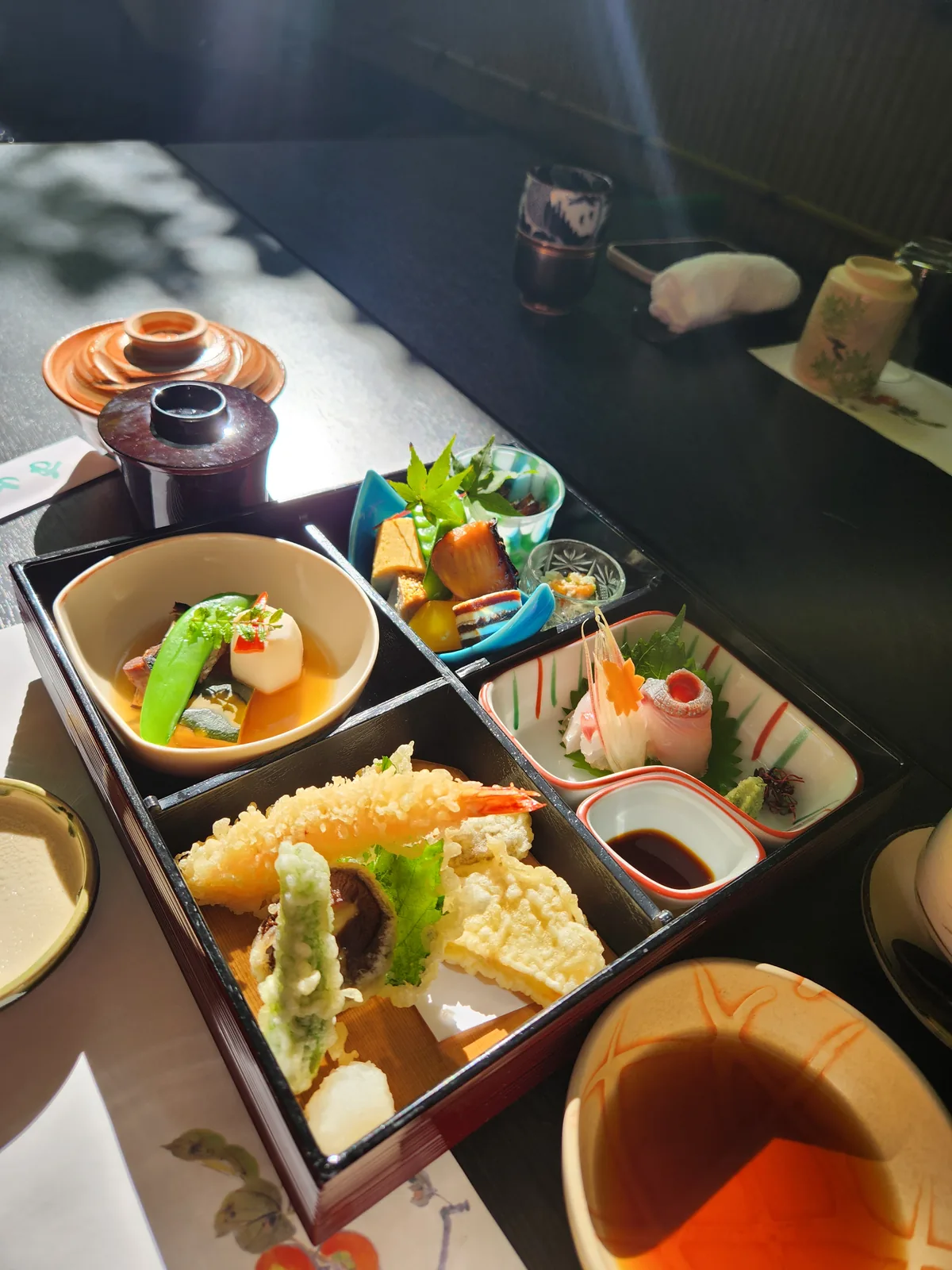 京都貴船川床會席料理包含天婦羅刺身小缽與湯品