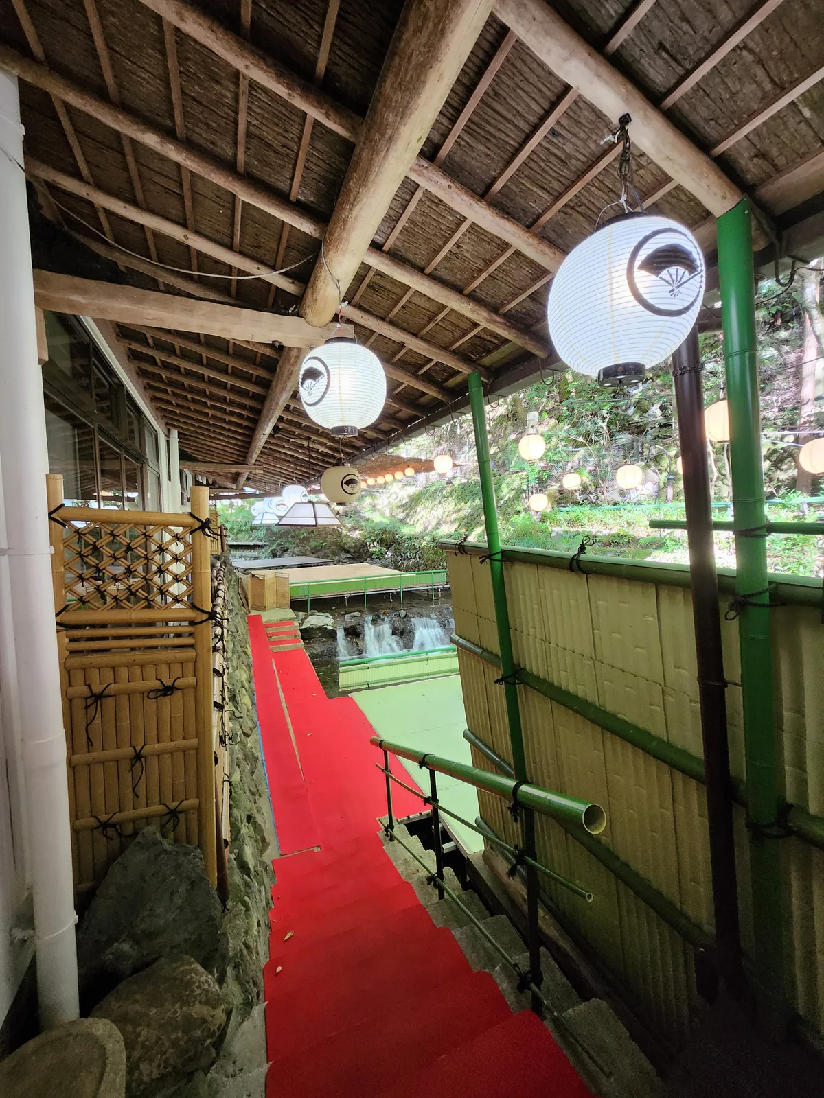 京都貴船川床餐廳木造通道與紅色地毯入口