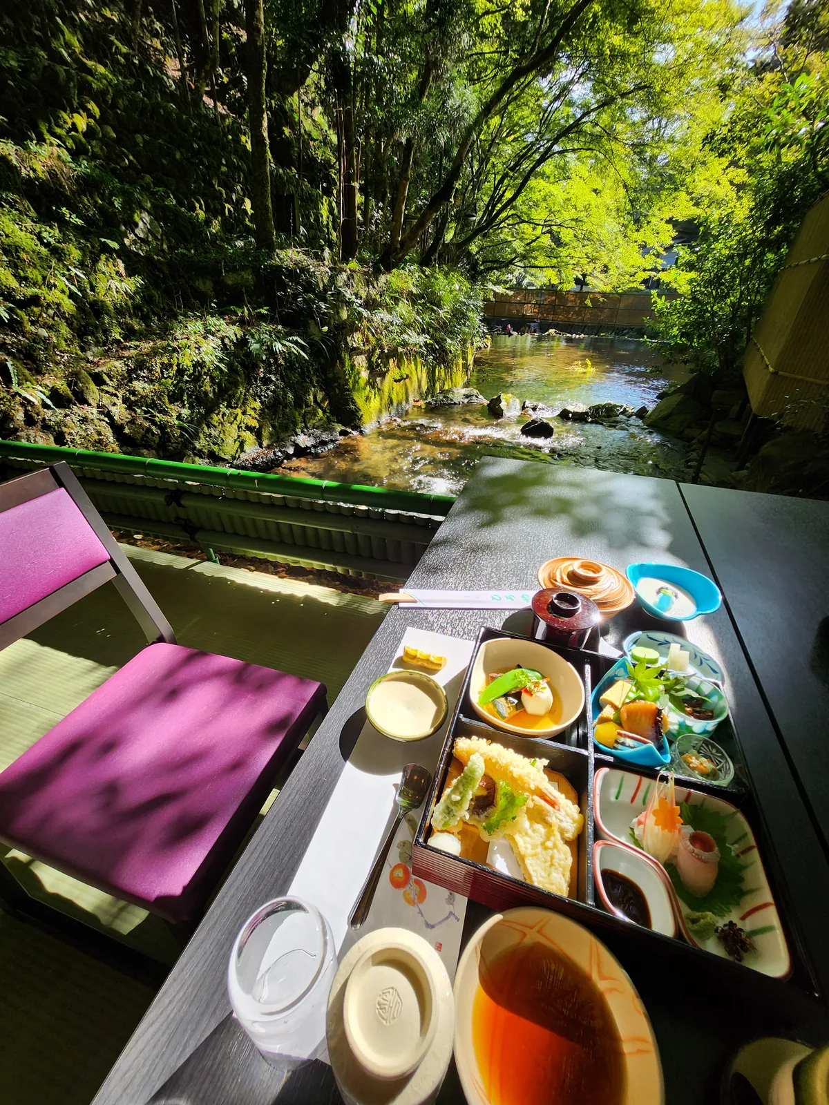 京都貴船溪流旁餐桌上的川床會席料理