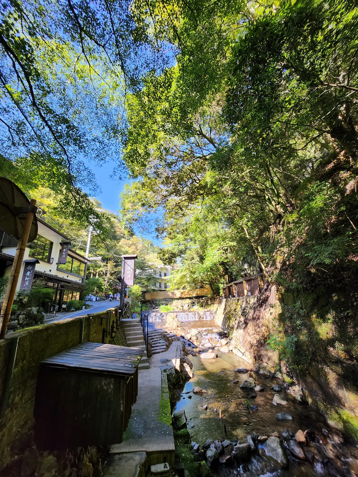 京都貴船川床餐廳沿溪流架設的座席與山林景色