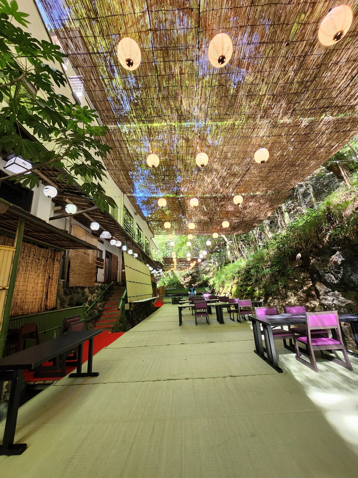 京都貴船川床竹棚與燈籠下的榻榻米用餐座席