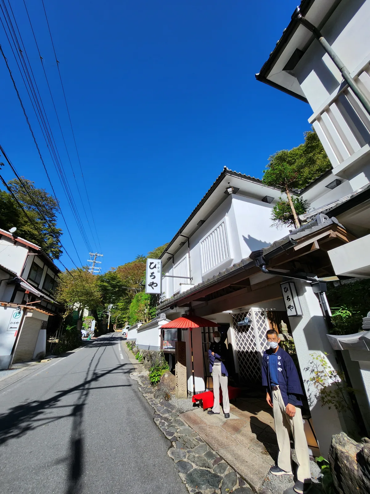 京都貴船川床餐廳所在的山間街道與店家入口
