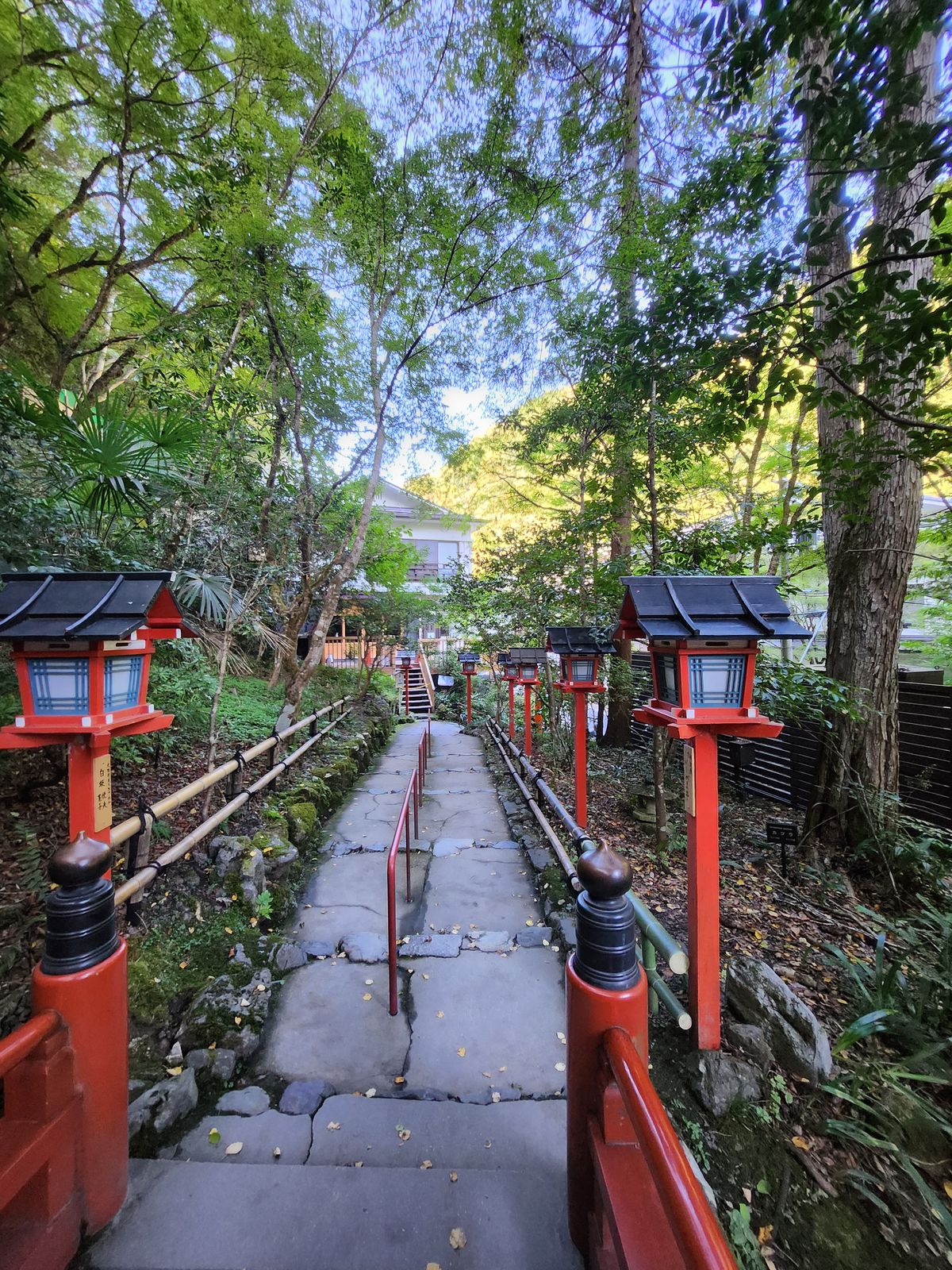 貴船神社獻燈參道石燈籠與石階