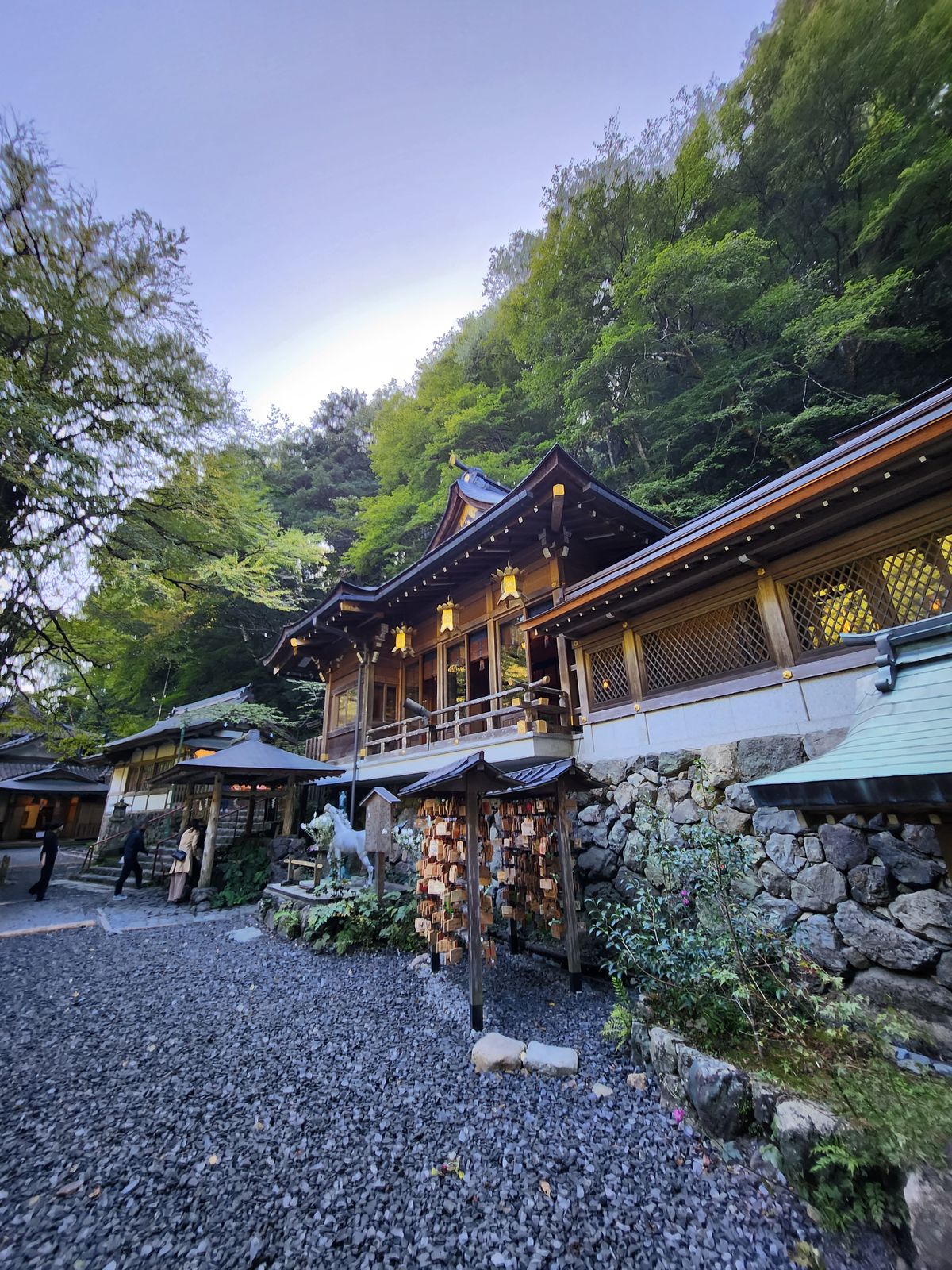 貴船神社本殿木造建築與樹林