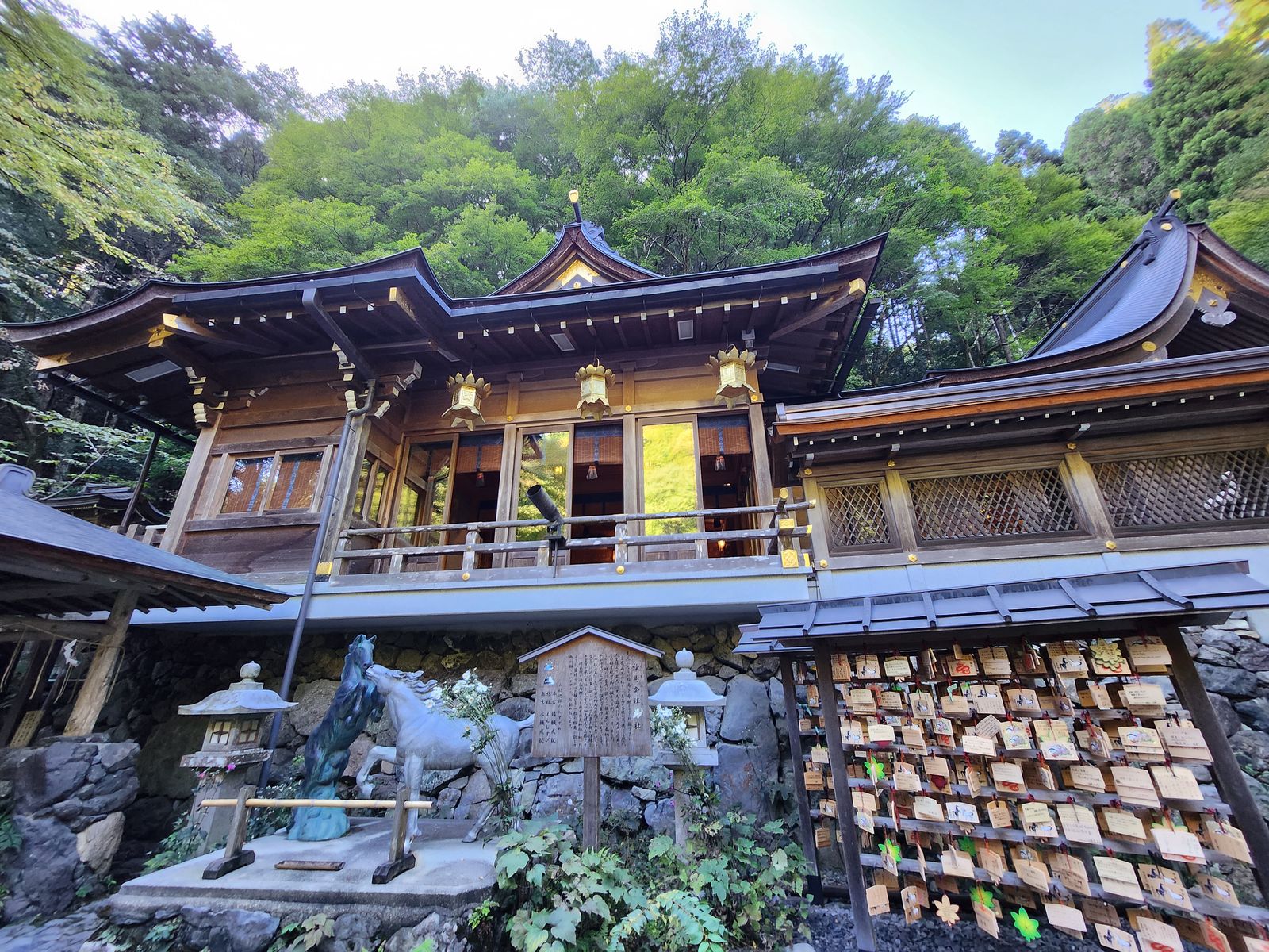 貴船神社社務所與繪馬牆