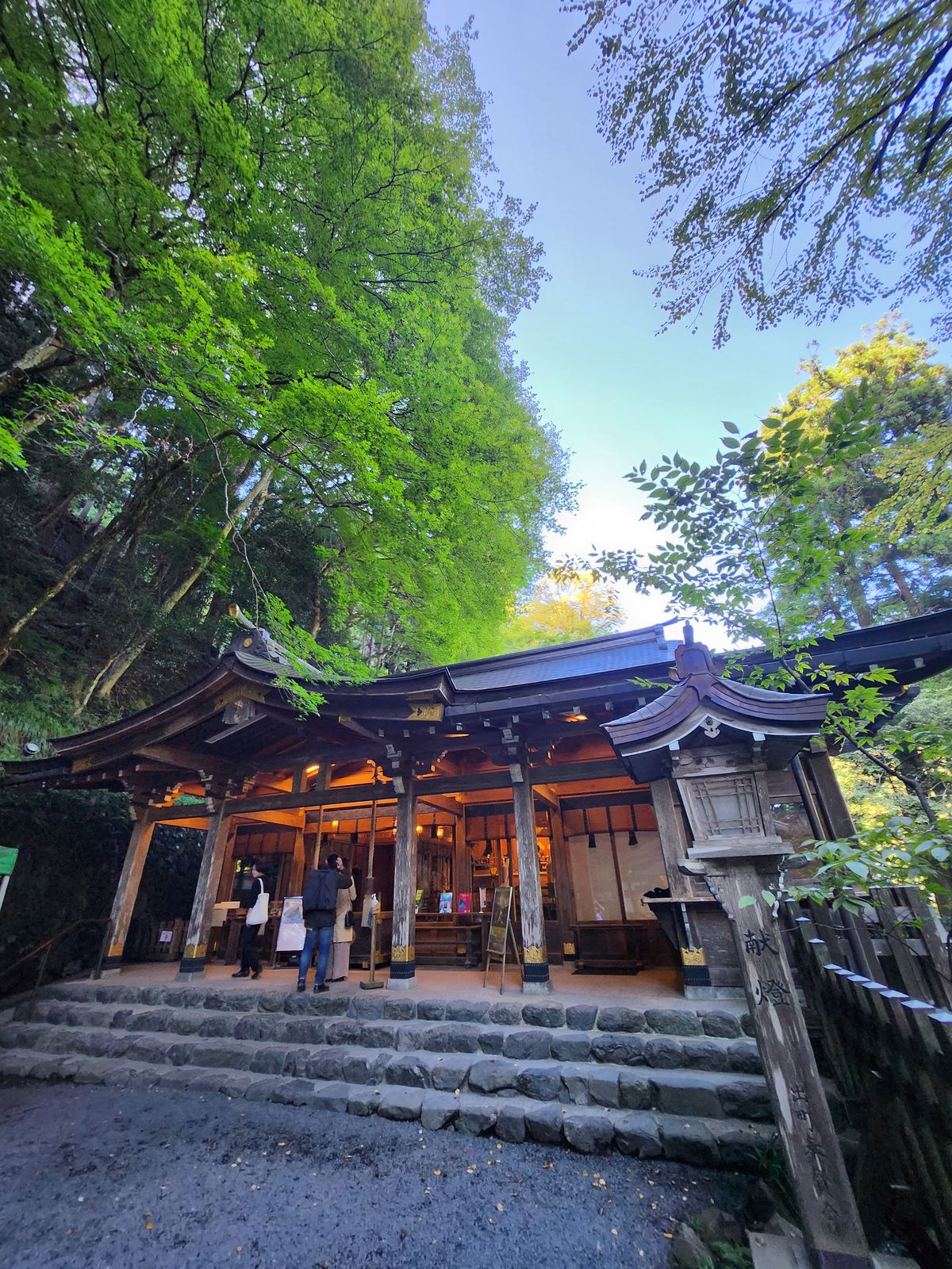 貴船神社黃昏本殿燈光