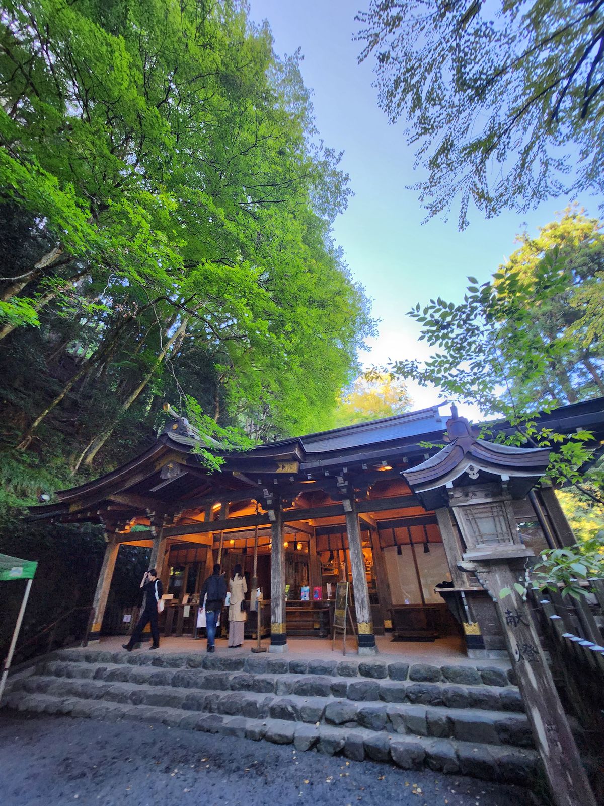 貴船神社夜間參拜廳溫暖燈光