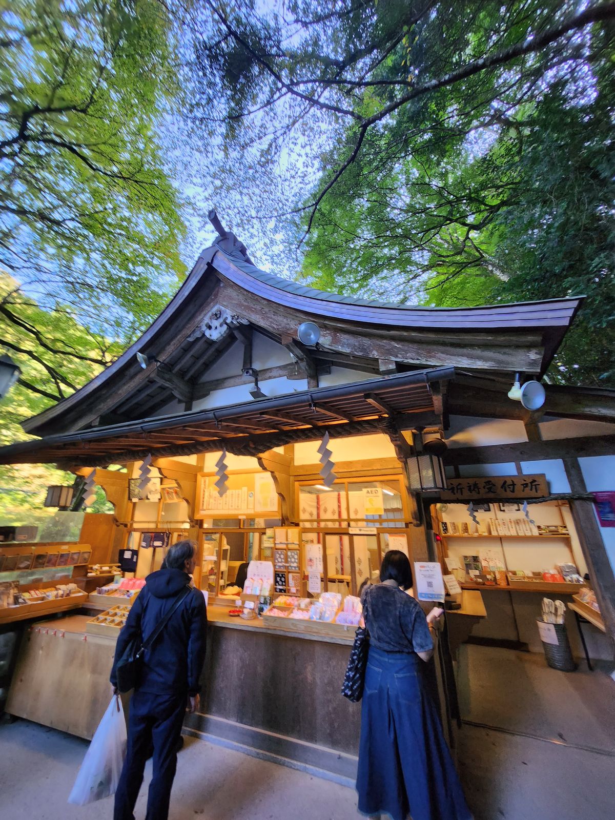 貴船神社授與所與夜間燈光