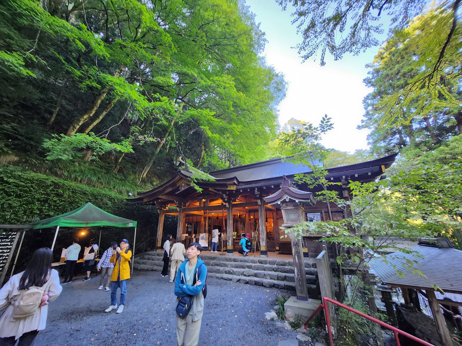 旅客在日本神社參拜時遵守開放動線並尊重他人