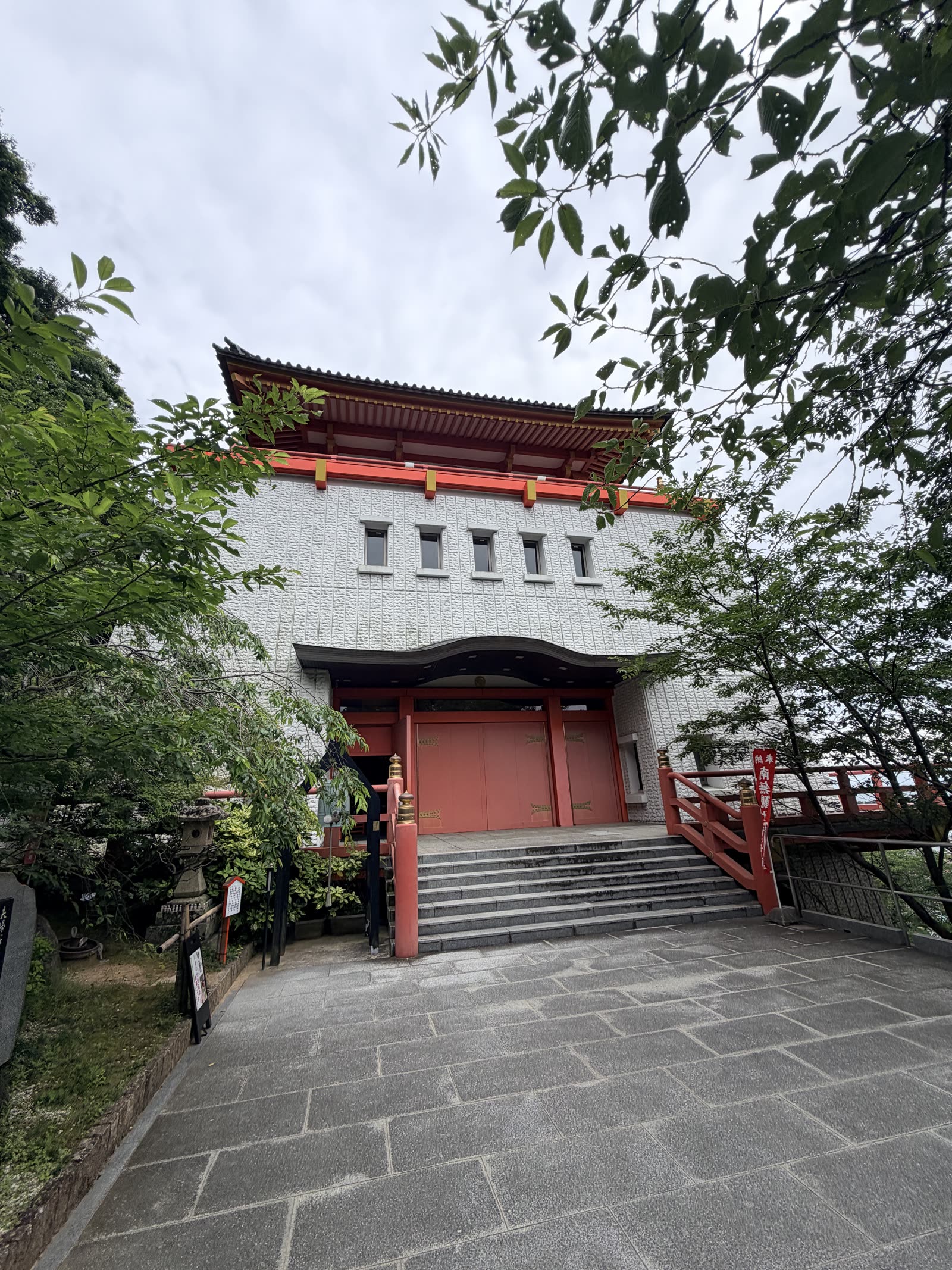 紀三井寺仏殿紅白建築