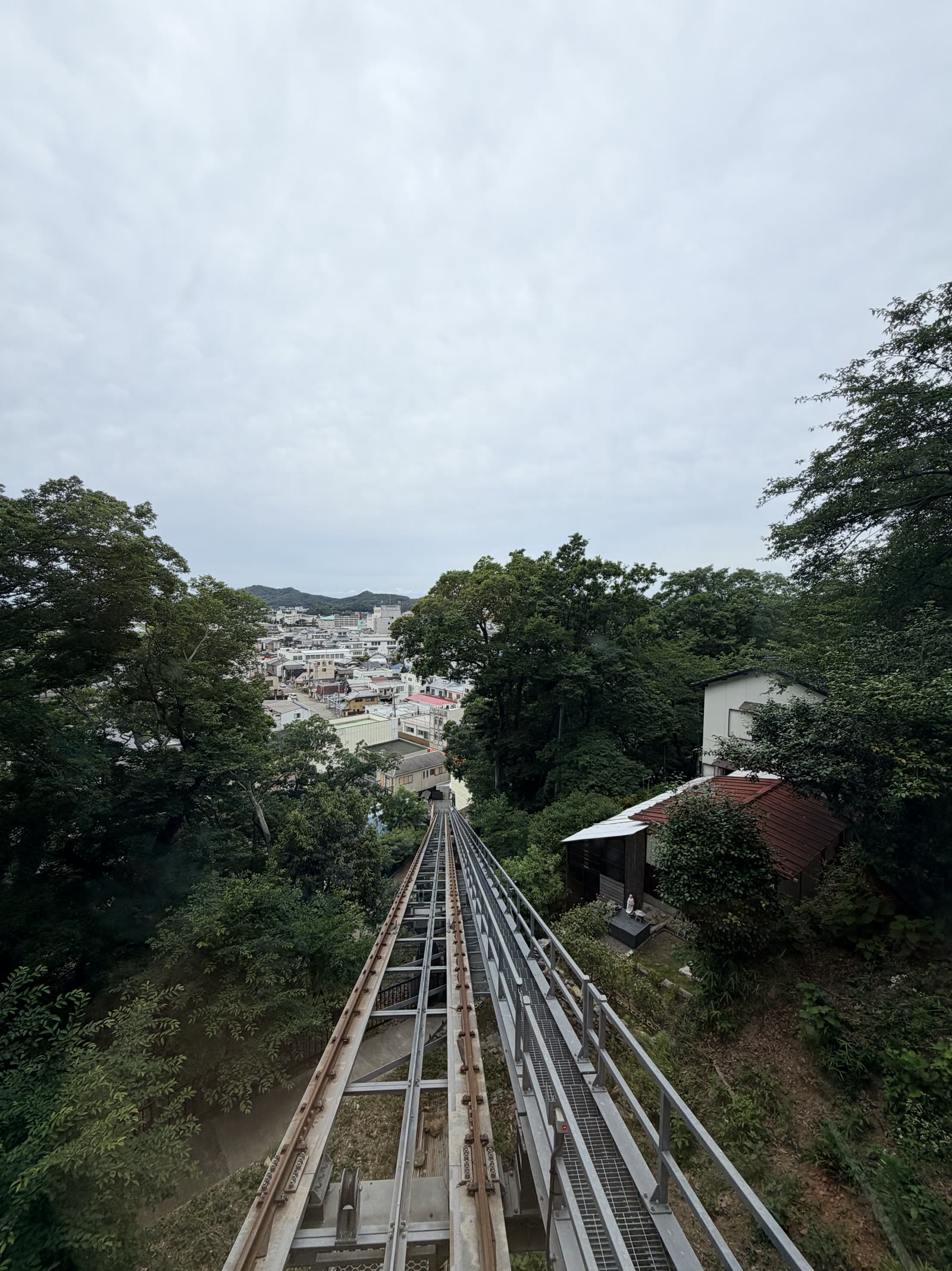 紀三井寺纜車軌道與和歌山市景