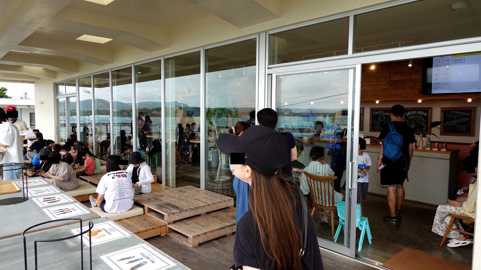 古宇利島蝦蝦飯二樓戶外木平台就餐座席與坐墊