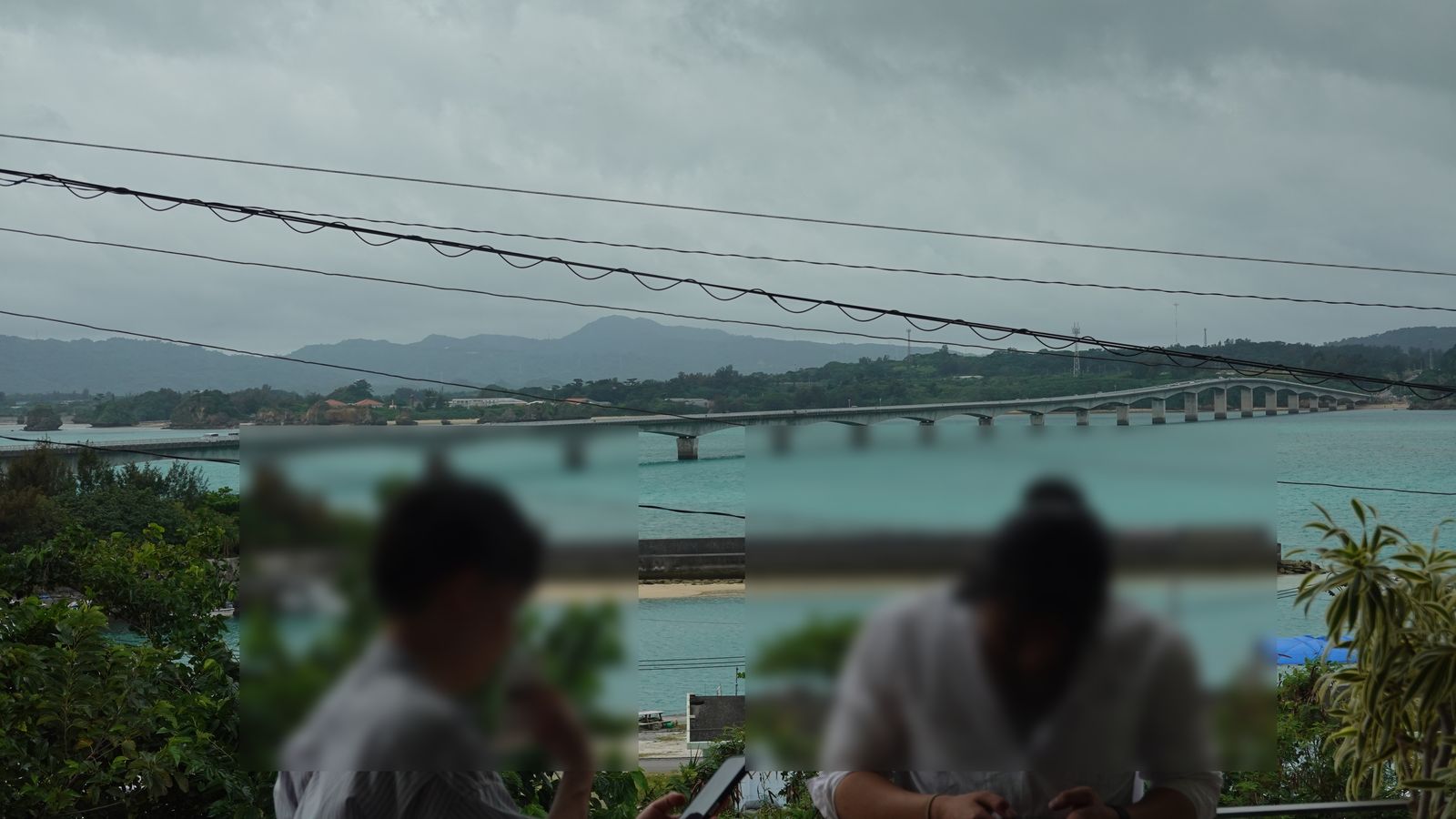 古宇利島蝦蝦飯露台就餐區,旅客在此邊用餐邊眺望長長的古宇利大橋與漸層藍色大海