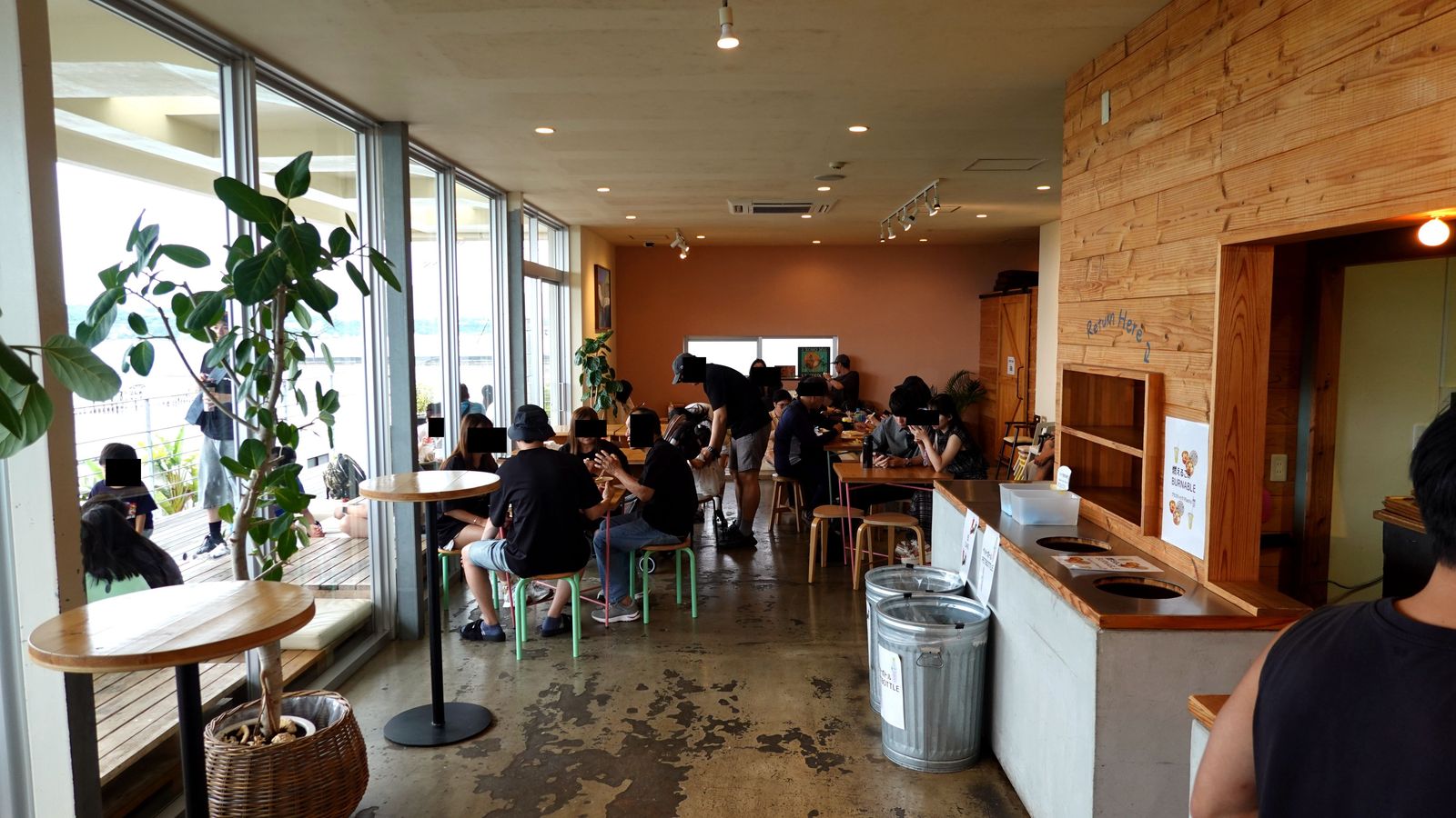 古宇利島蝦蝦飯二樓海景就餐室內空間,設有落地玻璃窗與景觀木桌