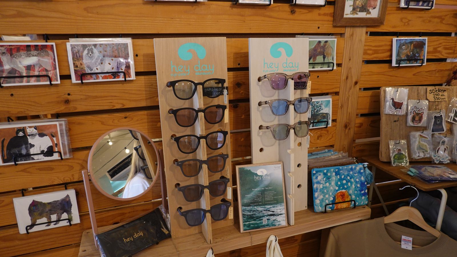 二樓紀念品店內展示的hey day偏光太陽眼鏡與原創周邊明信片