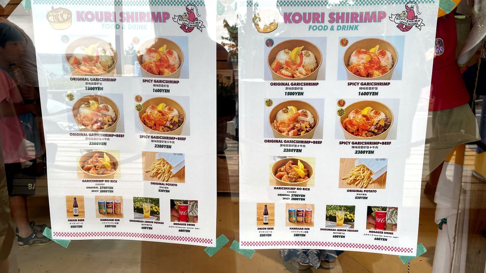 餐廳玻璃窗上張貼的中英文菜單看板,包含原味與辣味蒜香蝦飯及海陸組合價格