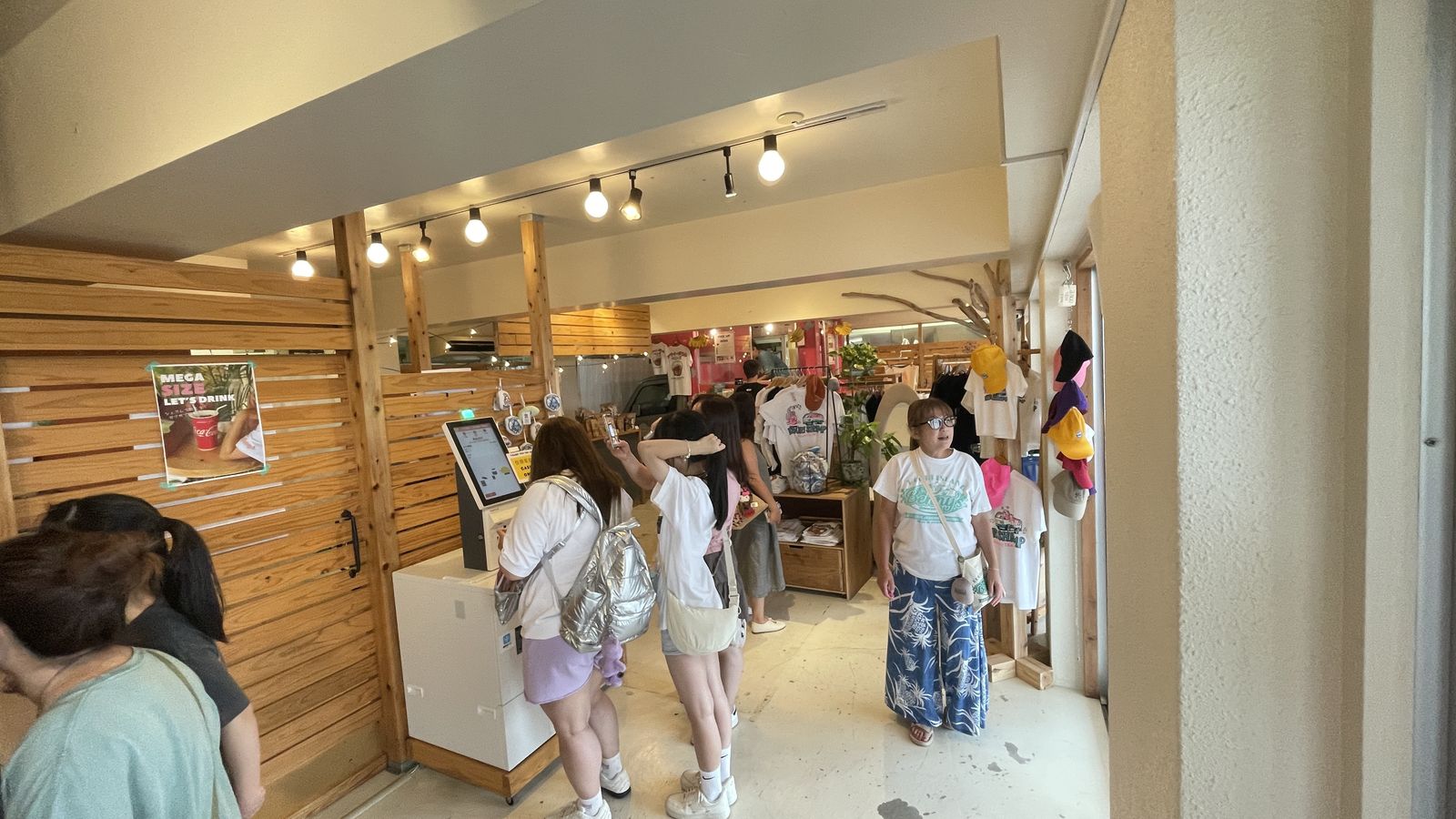 一樓點餐區前自排隊使用多語言自動自助點餐機的顧客群