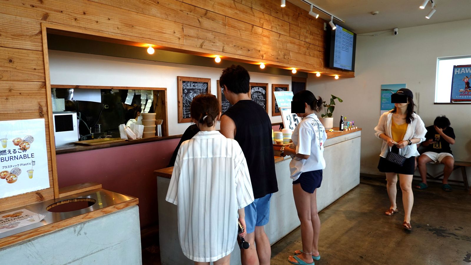 古宇利島蝦蝦飯二樓寬敞的取餐櫃檯與店內木質裝潢