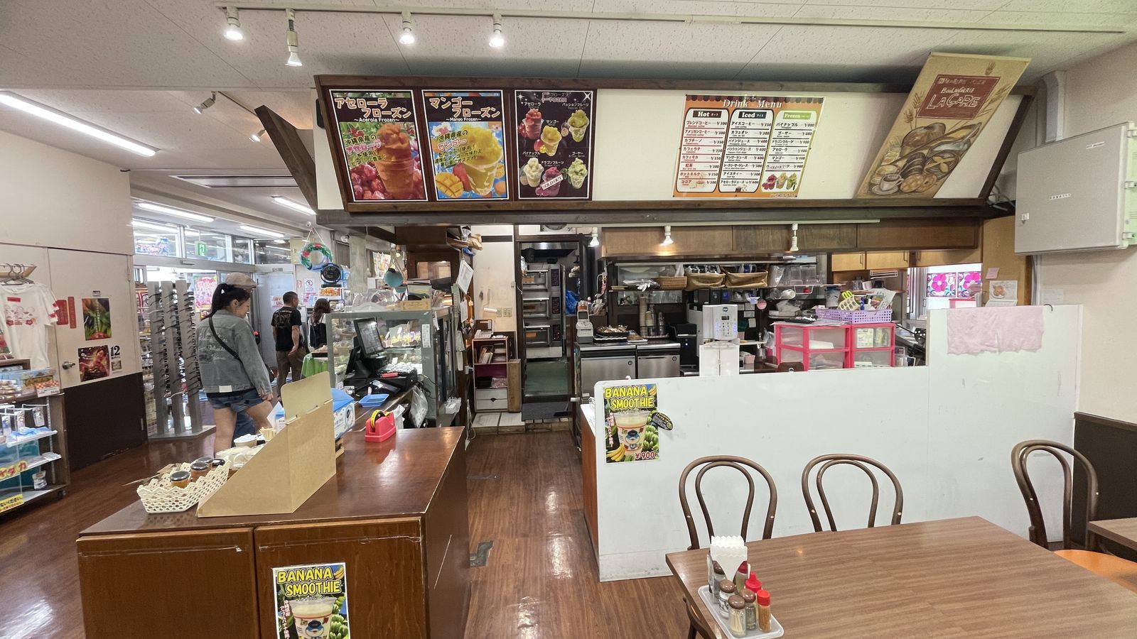 許田休息站飲食區水果冰沙與咖啡櫃檯
